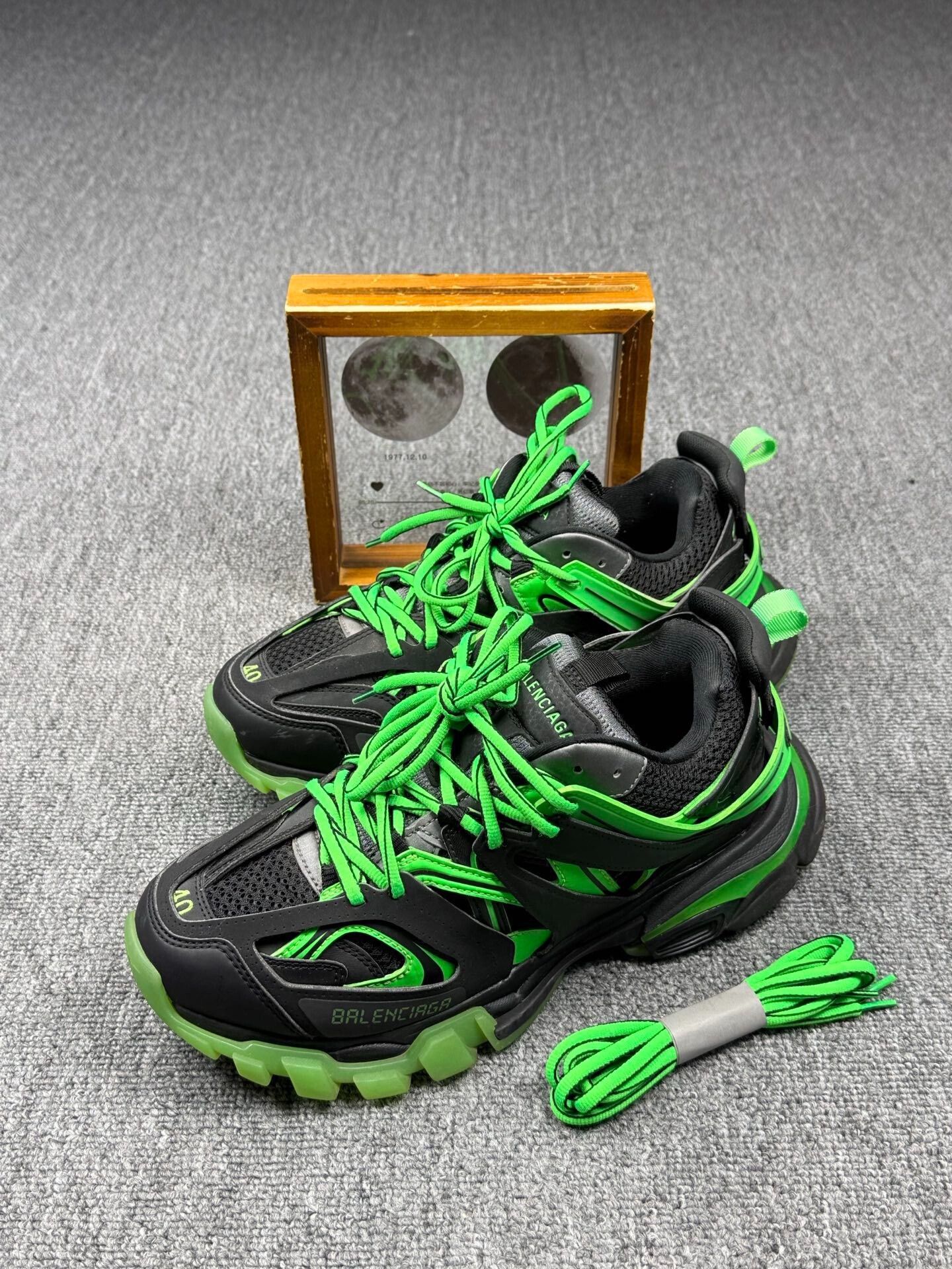 Balenciaga Balenciaga Green Lowtop Sneakers 7 Men Size US 7 / EU 40 - 1 Thumbnail