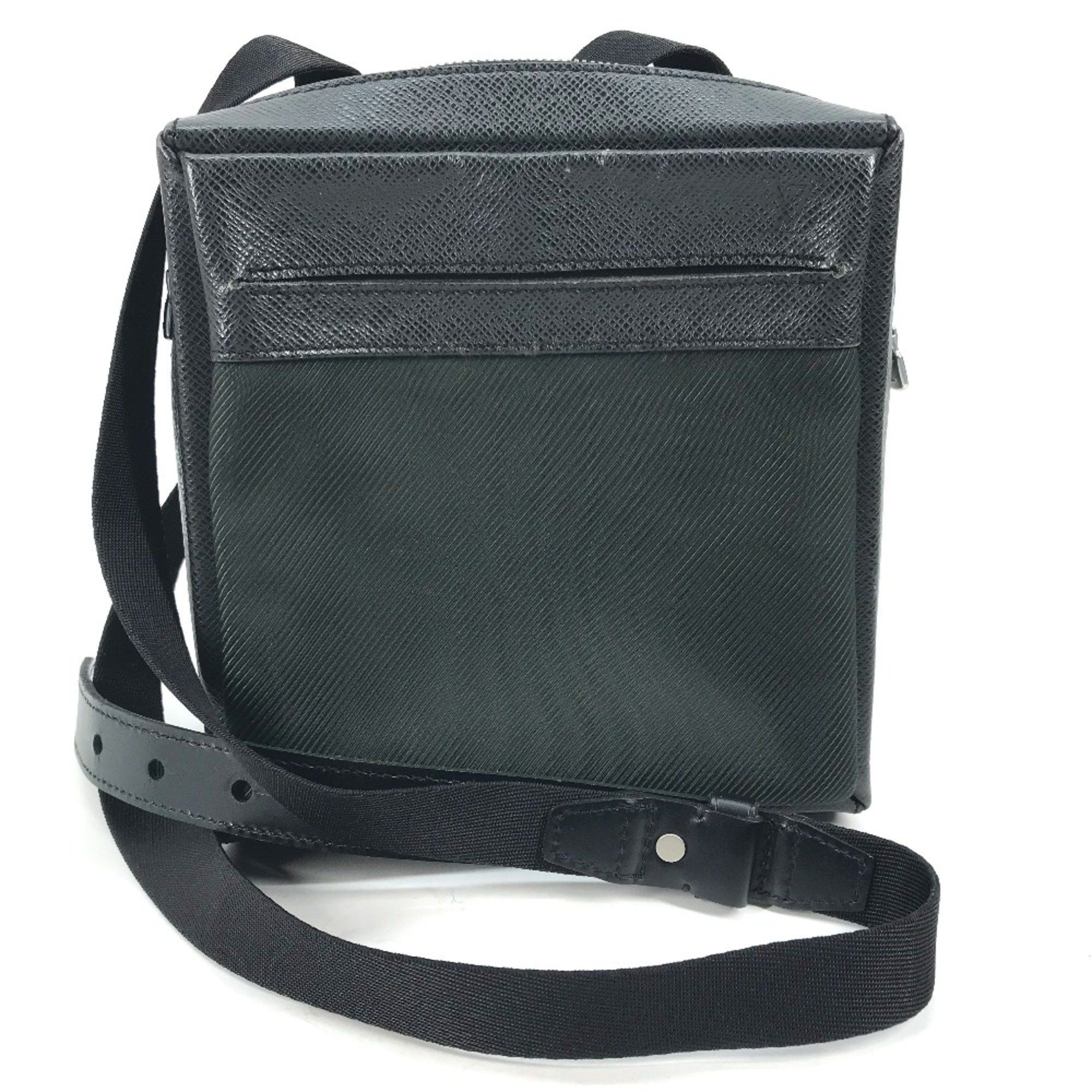Louis Vuitton Louis Vuitton M30902 Taiga Shoulder Bag khaki Black Size ONE SIZE - 1 Thumbnail
