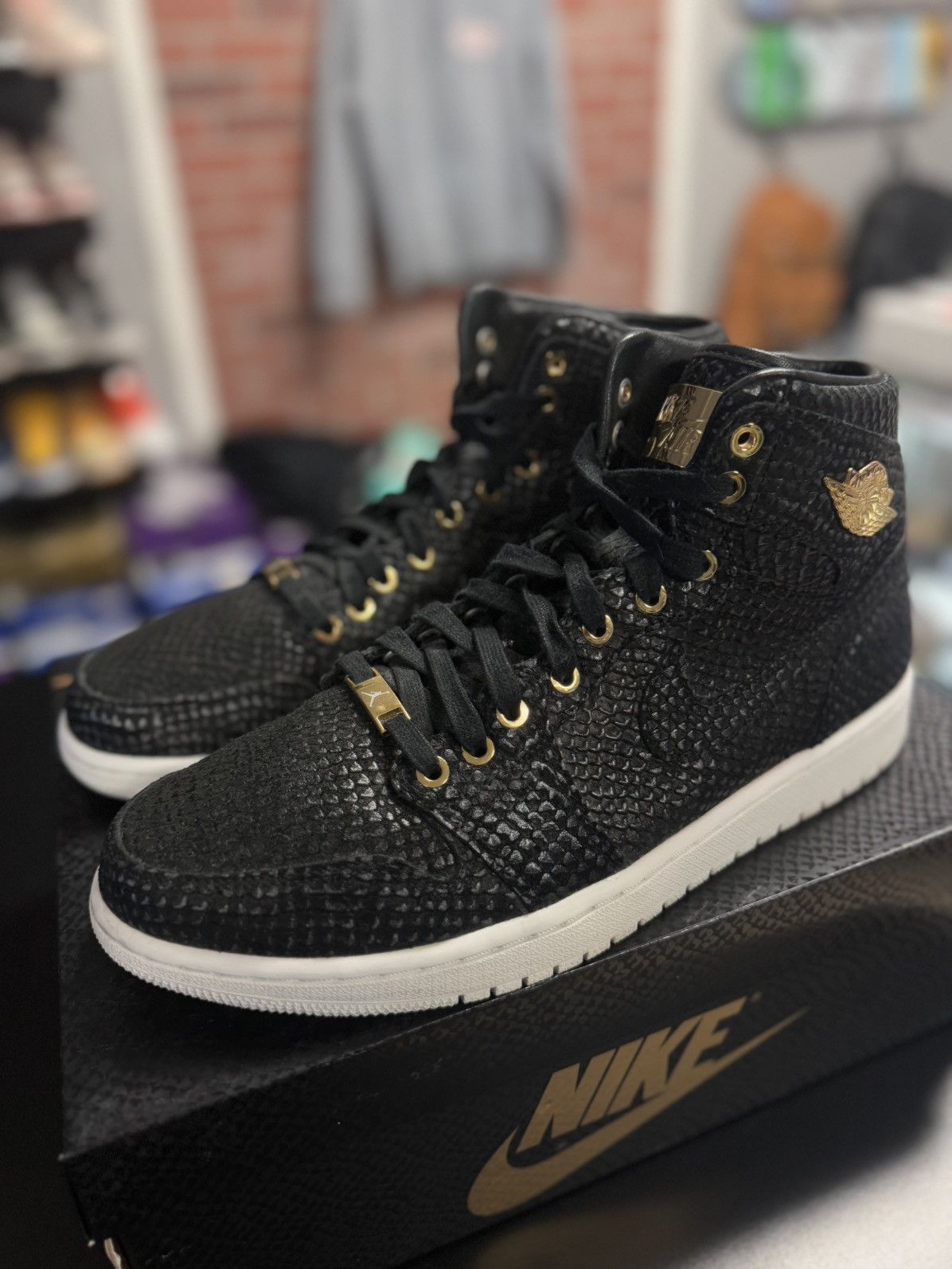 Jordan Brand × Nike Size 12- AIR JORDAN 1 RETRO PINNACLE 2015 RARE Size US 12 / EU 45 - 4 Thumbnail