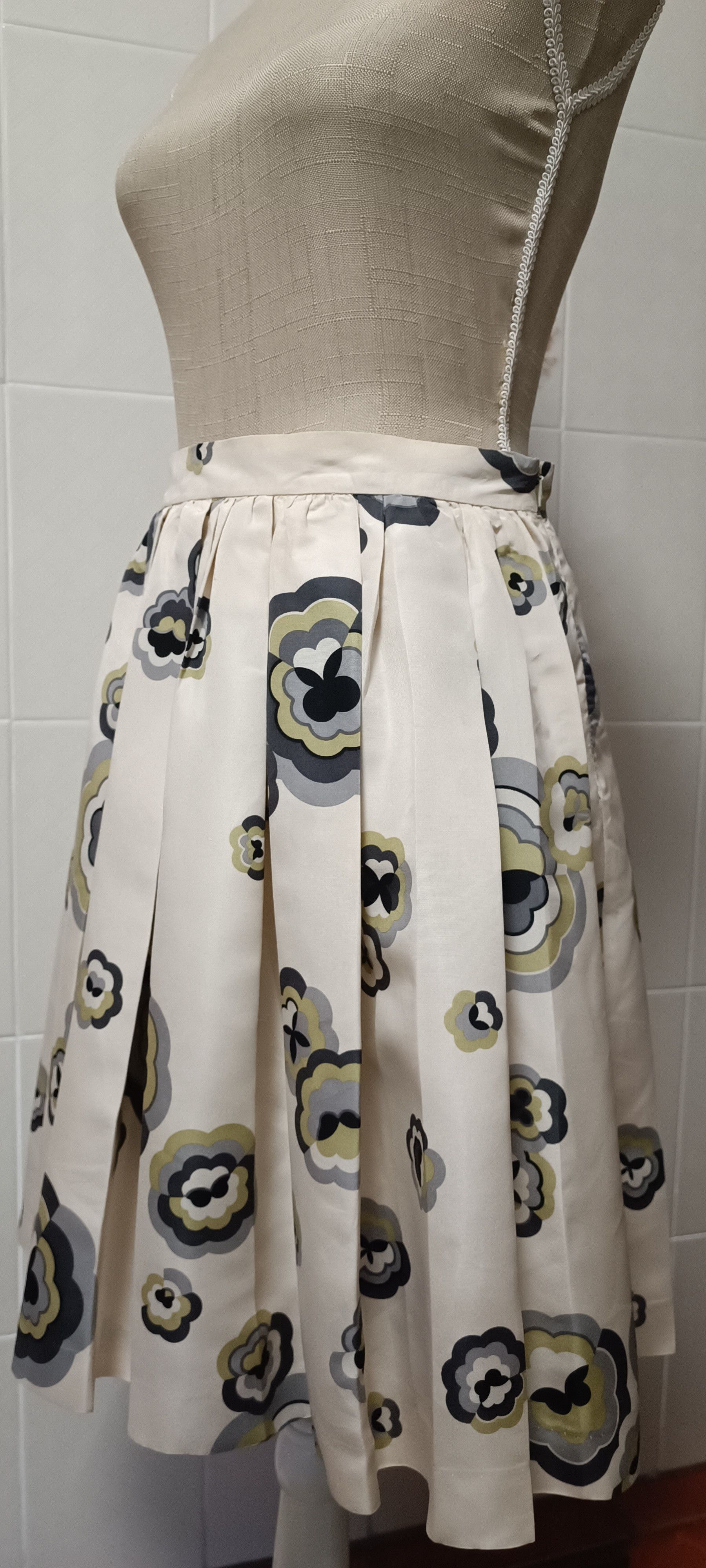 Miu Miu SS 2006 Flowers print beige midi skirt Size 28" / US 6 / IT 42 - 9 Thumbnail