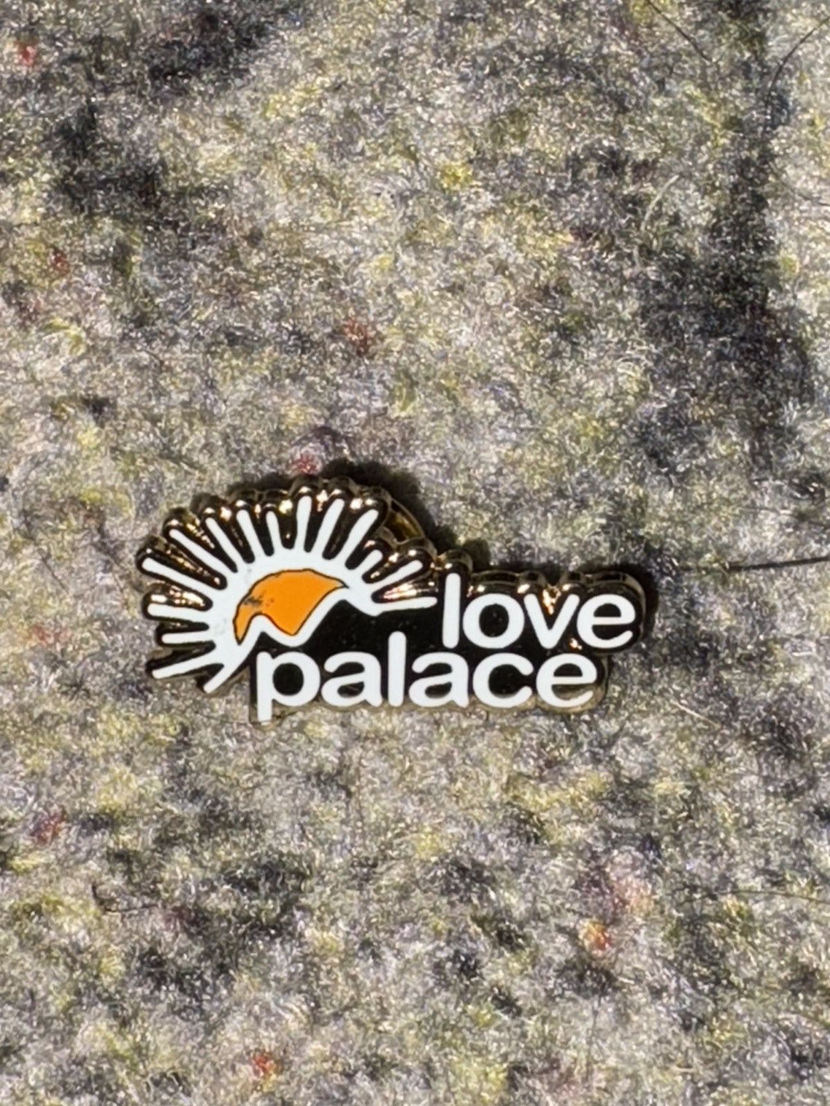 Palace Palace Love Palace Pin Size ONE SIZE - 1 Thumbnail