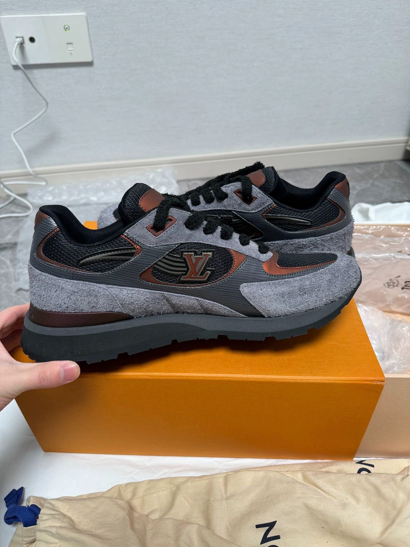 Louis Vuitton LV Men's Black/Gray Sneakers Size 44 Size US 11 / EU 44 - 7 Thumbnail