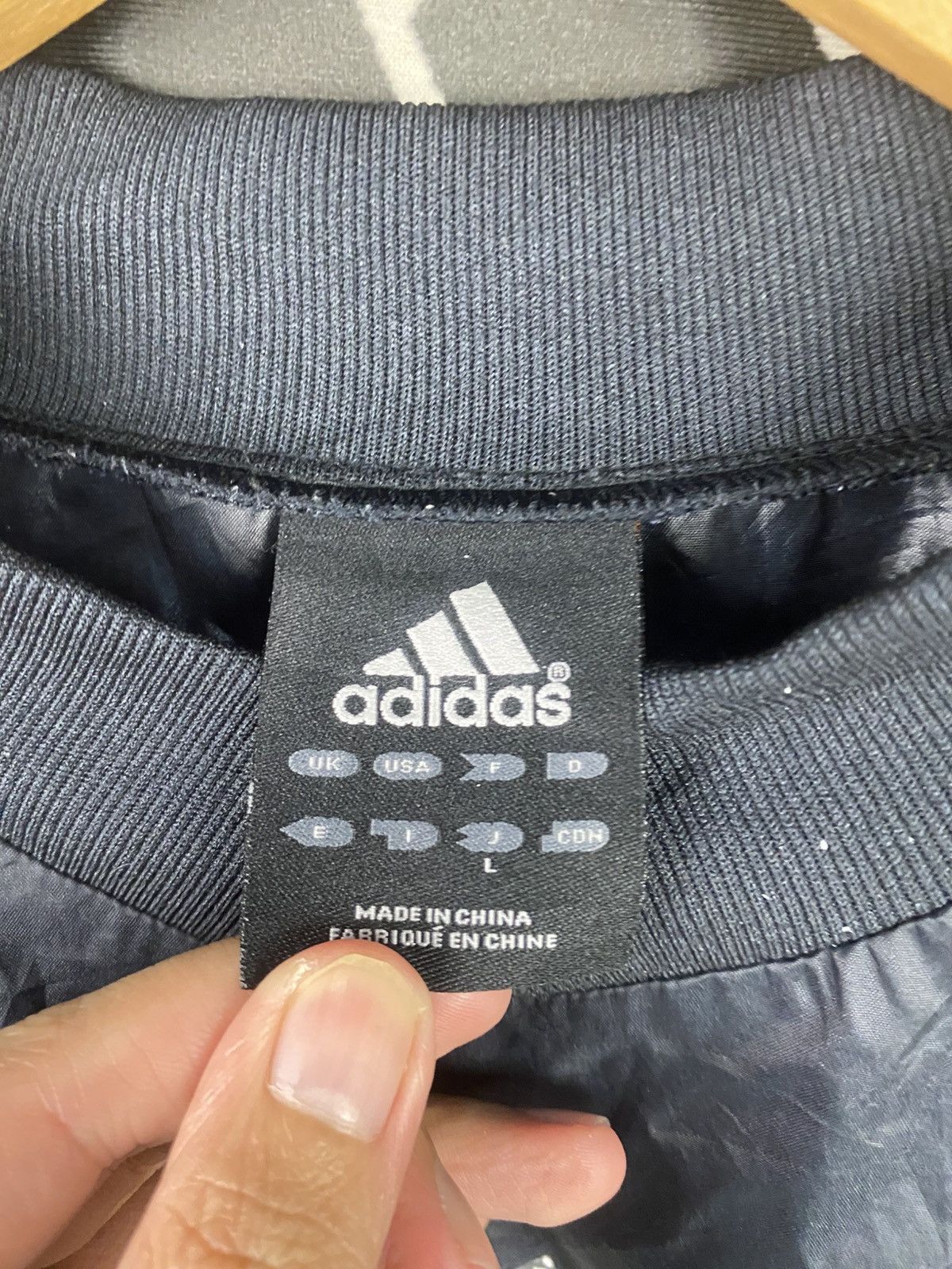 Adidas Adidas windbreaker Tee Size US L / EU 52-54 / 3 - 4 Thumbnail