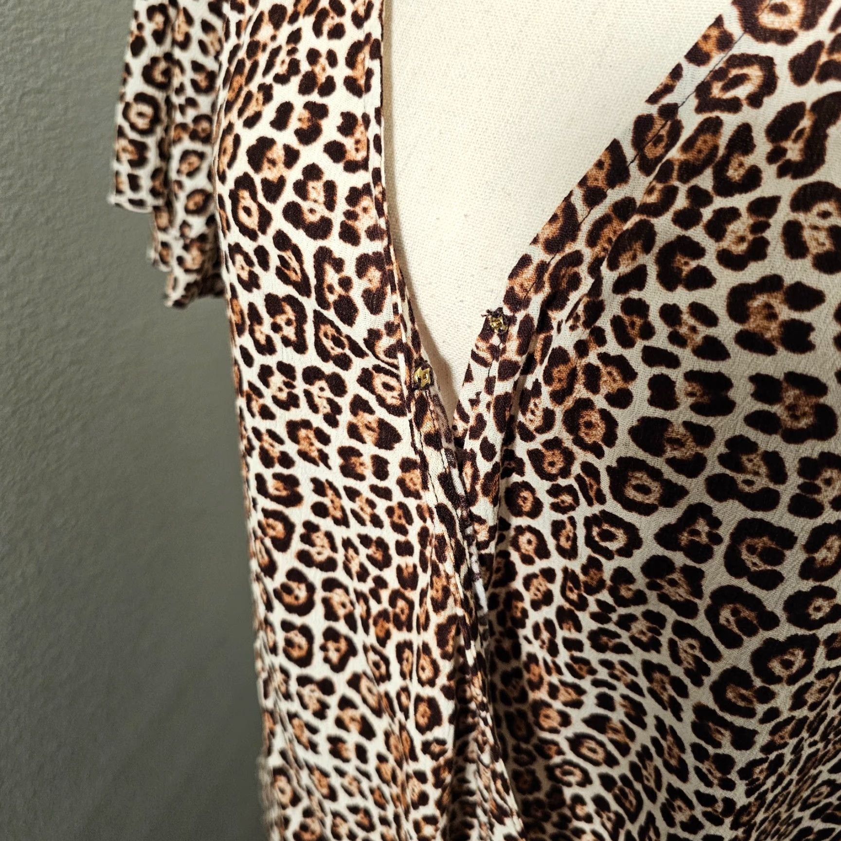 Michael Kors Michael Kors Cheetah Print Top Blouse V Neck Large Size L Long Sleeve Off Shoulder Snap Closure Size L / US 10 / IT 46 - 5 Thumbnail