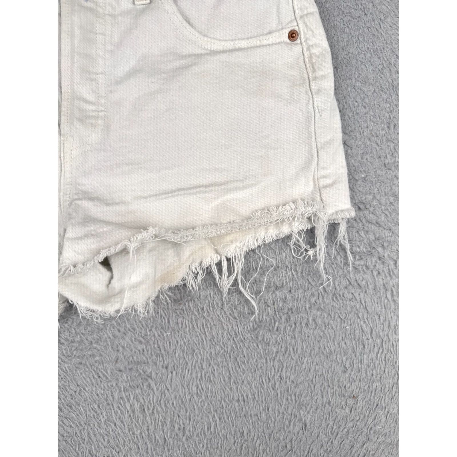 Levi's Levi's Shorts Womens 28 White Denim Cut-Off 501 Button Fly 28x3 Jeans Cotton Blend Shorts Woman Size 28" / US 6 / IT 42 - 2 Thumbnail