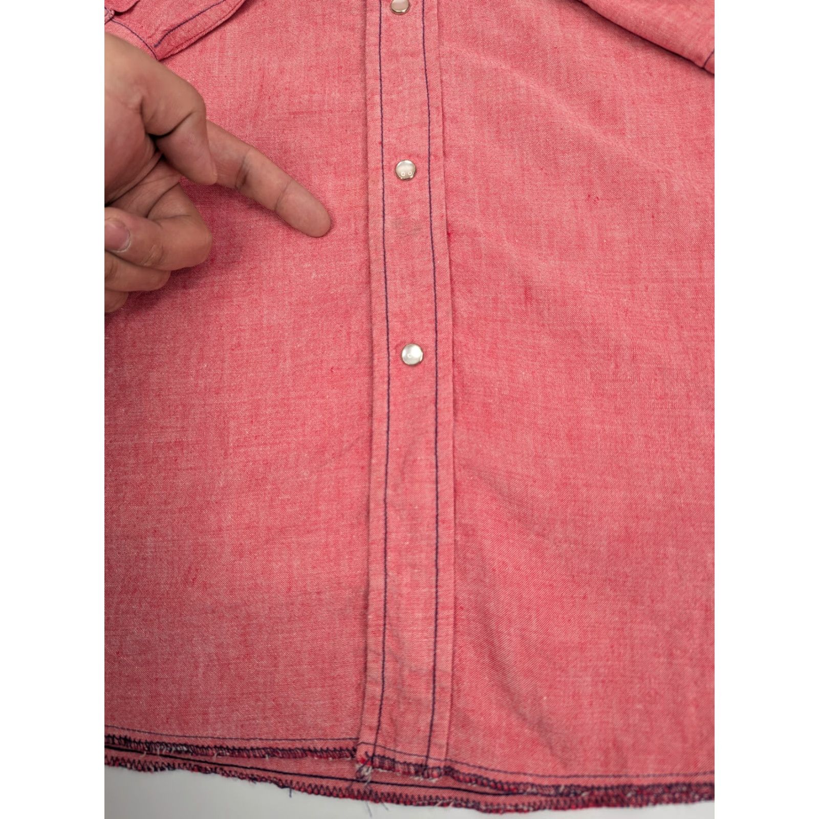 Champion VINTAGE Champion Western Shirt Men 16.5 34 Red Chambray Pearl Snap Button-Up Cowboy Vintage Theme 70s USA American Shirts Mens Size US XL / EU 56 / 4 - 3 Thumbnail