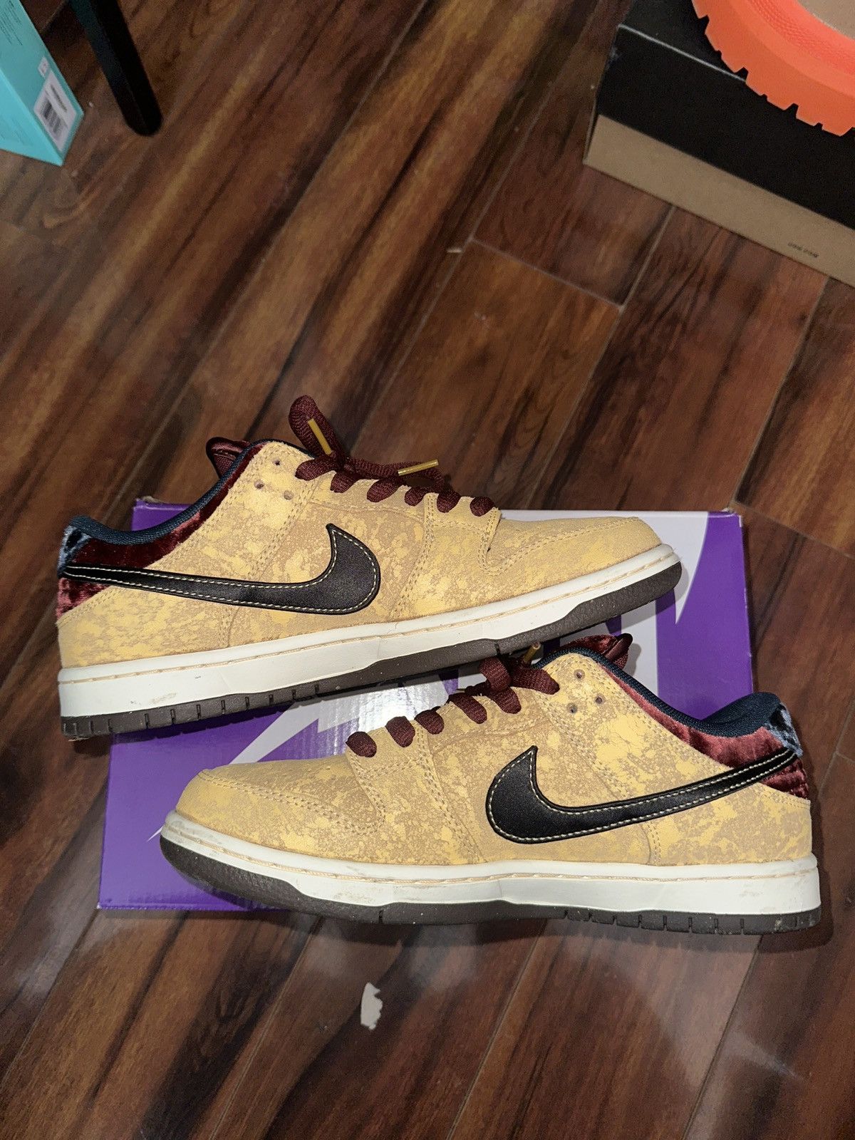 Nike SB Nike SB Dunk Low Size US 8.5 / EU 41-42 - 2 Thumbnail