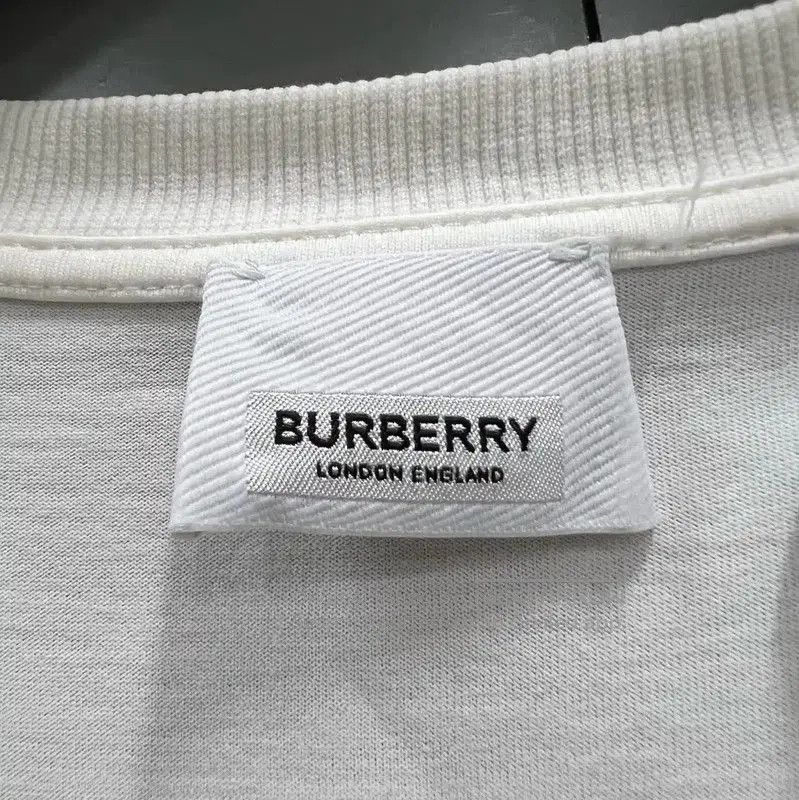 Burberry Burberry White Graphic Short Sleeve T-Shirt. Size XS / US 0-2 / IT 36-38 - 2 Thumbnail