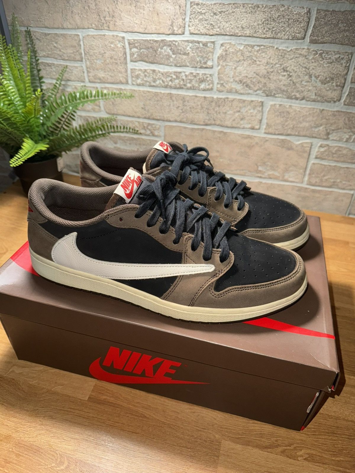 Nike × Travis Scott Jordan 1 Retro Low Mocha TRAVIS SCOTT Size US 12 / EU 45 - 1 Thumbnail
