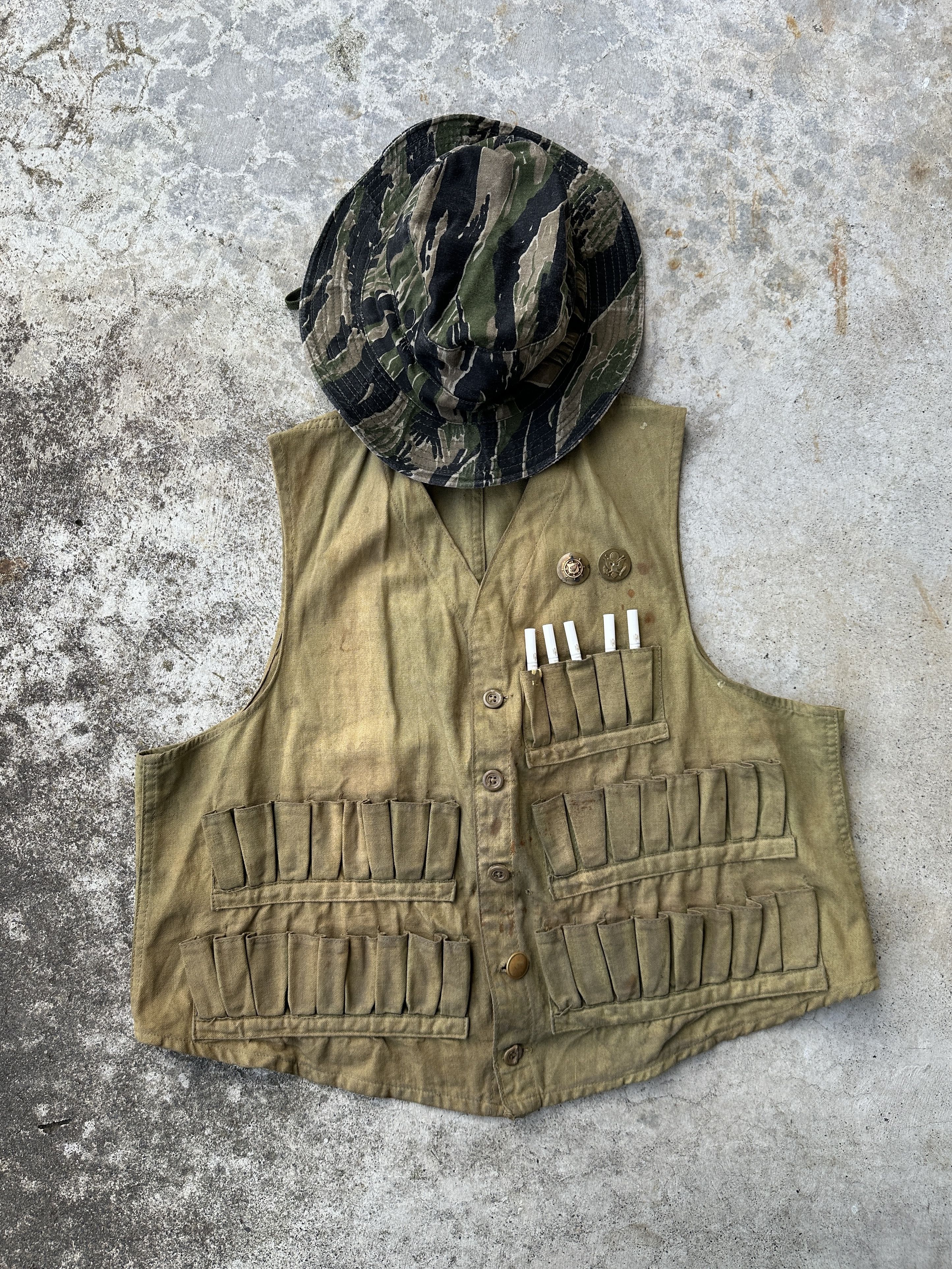 Vintage 1930s Trashed dirty Duck hunting Vest tiger camo bucket Size US M / EU 48-50 / 2 - 1 Thumbnail