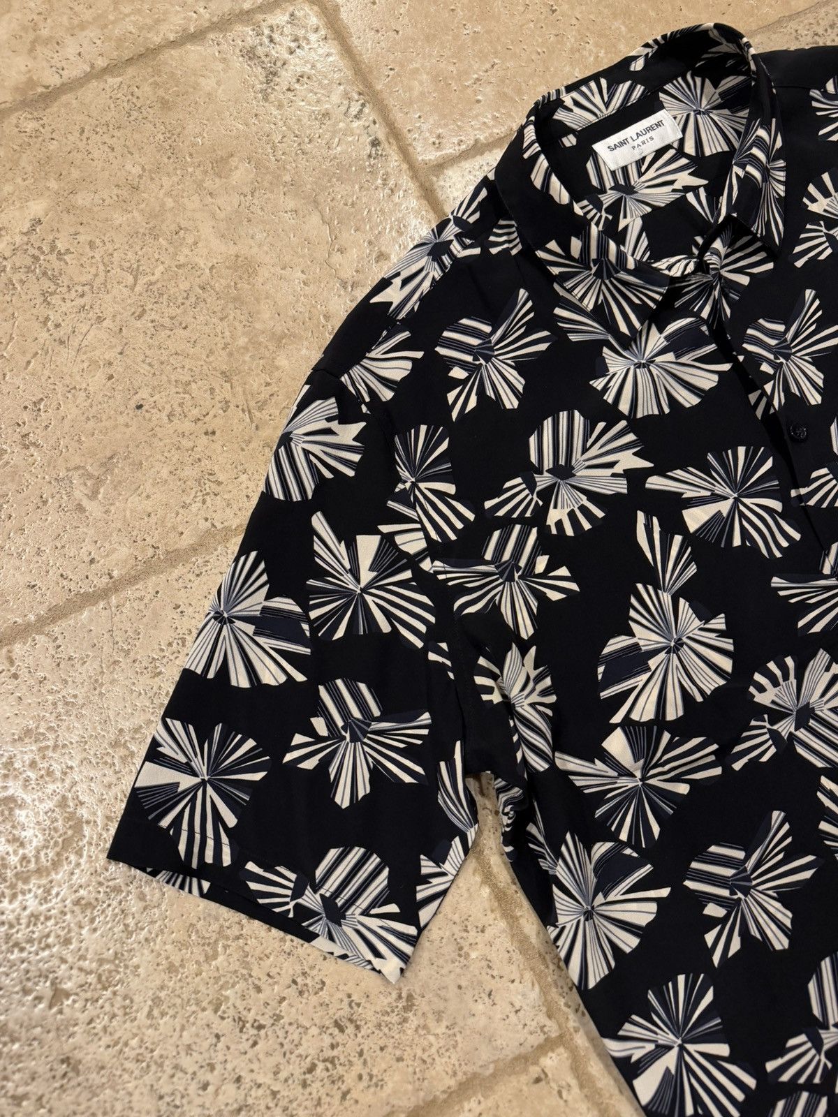 Saint Laurent Paris Saint Laurent Paris Imprime Fleur Origami Print Black Shirt Size US L / EU 52-54 / 3 - 7 Thumbnail