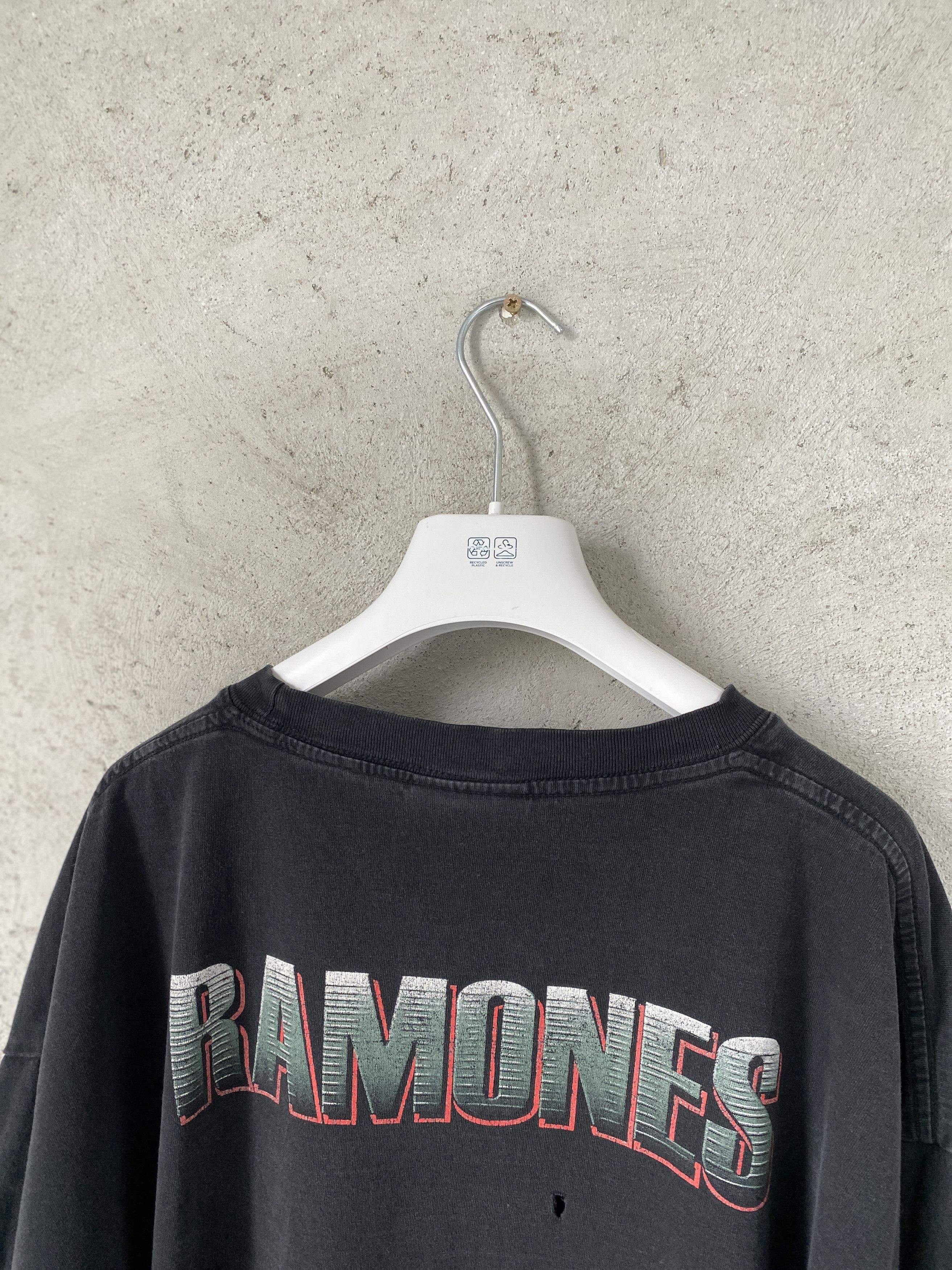 Band Tees Vintage Ramones big logo t-shirt tee rock band Size US XXL / EU 58 / 5 - 6 Thumbnail