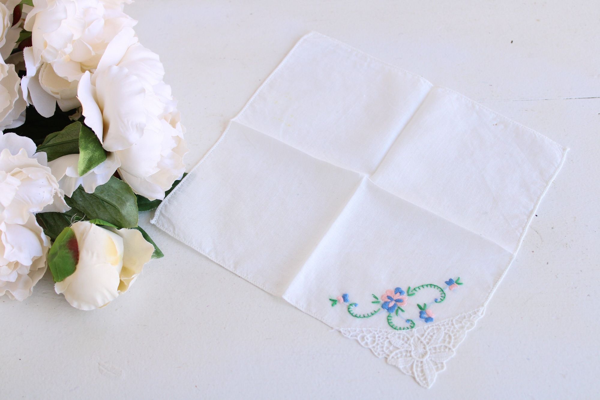 Vintage Vintage 1940s 1950s Handkerchief, White Lace And Floral Embr Size ONE SIZE - 5 Thumbnail
