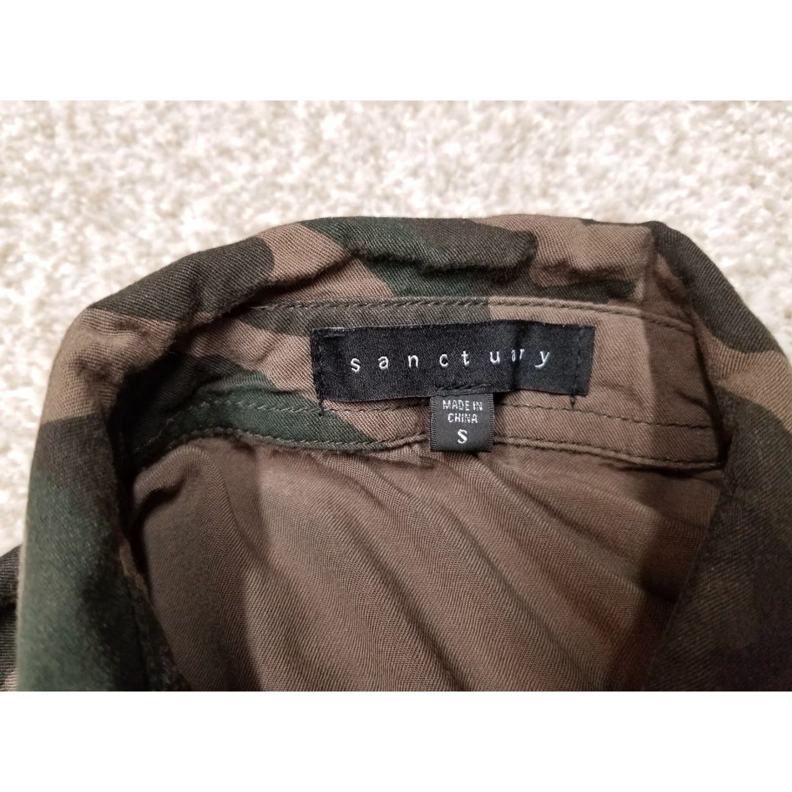 Sanctuary Sanctuary Top Womens Small Green Camouflage 100% Rayon Long Sleeve Snaps Roll Tab Shirt Women S Green Camouflage 100% Rayon Roll Tab Snaps Size S / US 4 / IT 40 - 4 Thumbnail