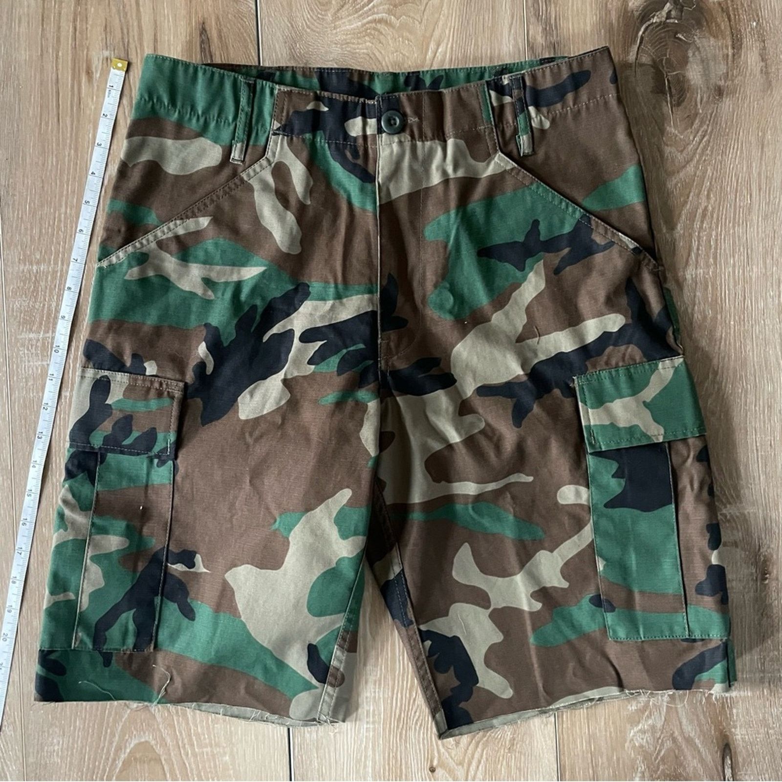 Urban Renewal Urban Outfitters Urban Renewal Remade Camo Cut-Off Short S Size 31" - 10 Thumbnail