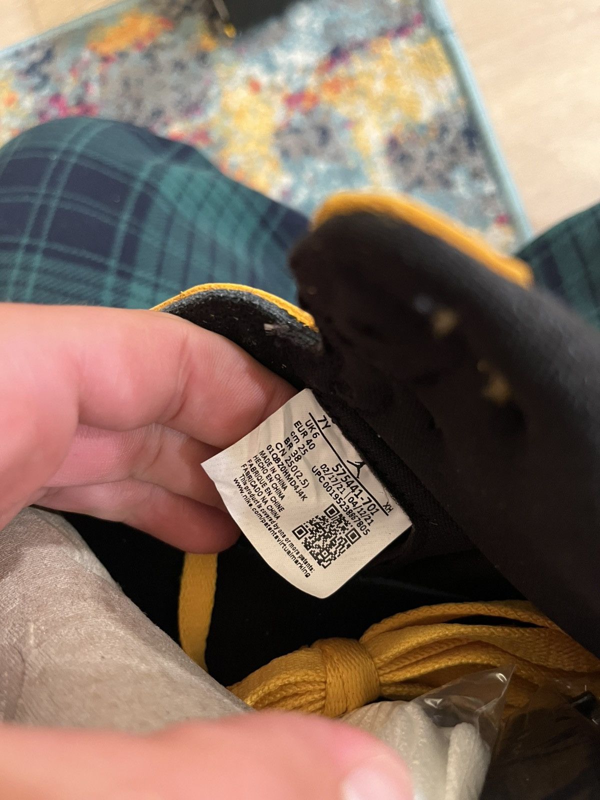 Supreme Jordan 1 pollen BNWT Size US 6 / EU 39 - 7 Thumbnail