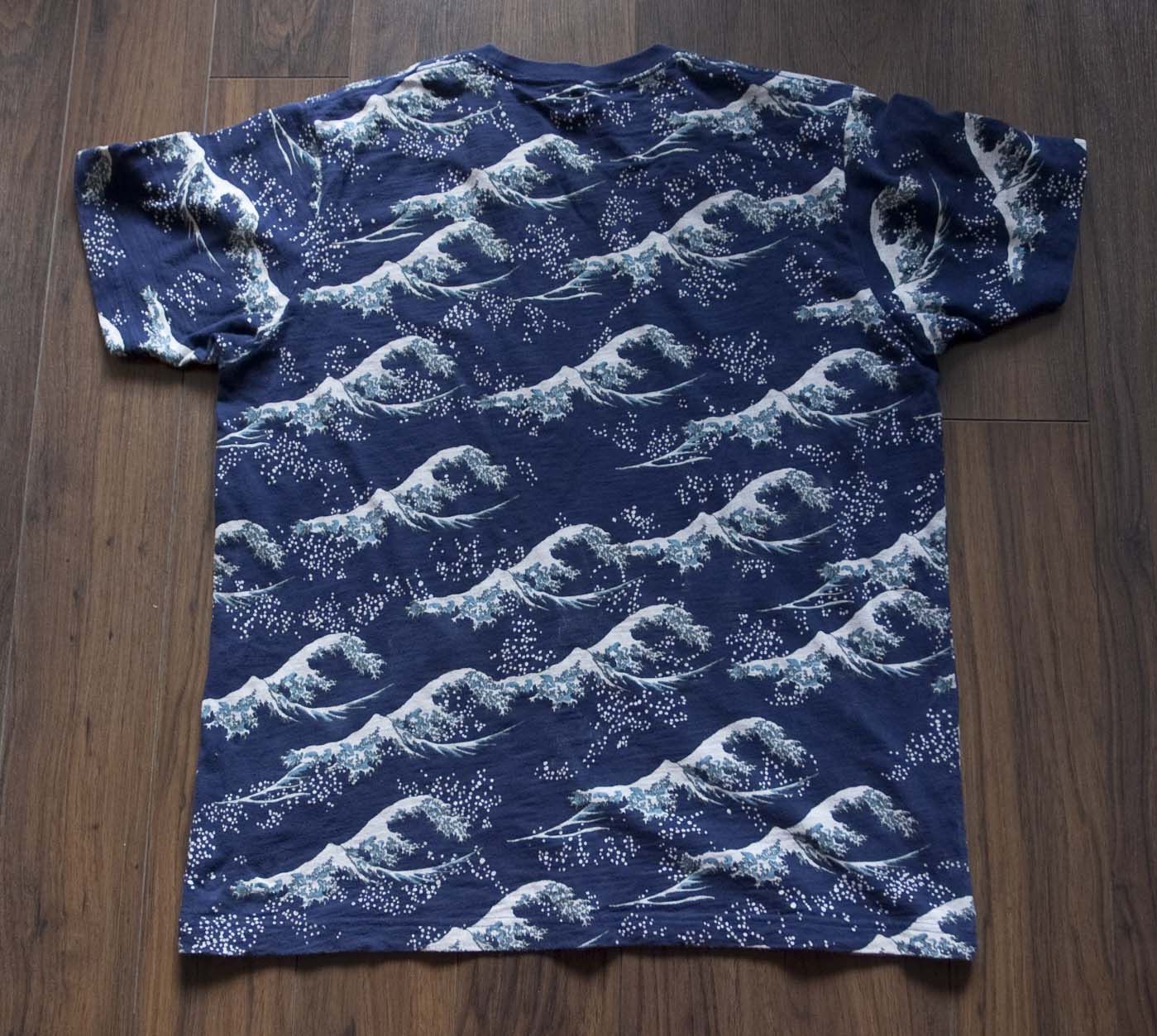 Uniqlo Uniqlo x Hokusai Blue T Shirt Size L All Over Print Waves Size US L / EU 52-54 / 3 - 4 Thumbnail