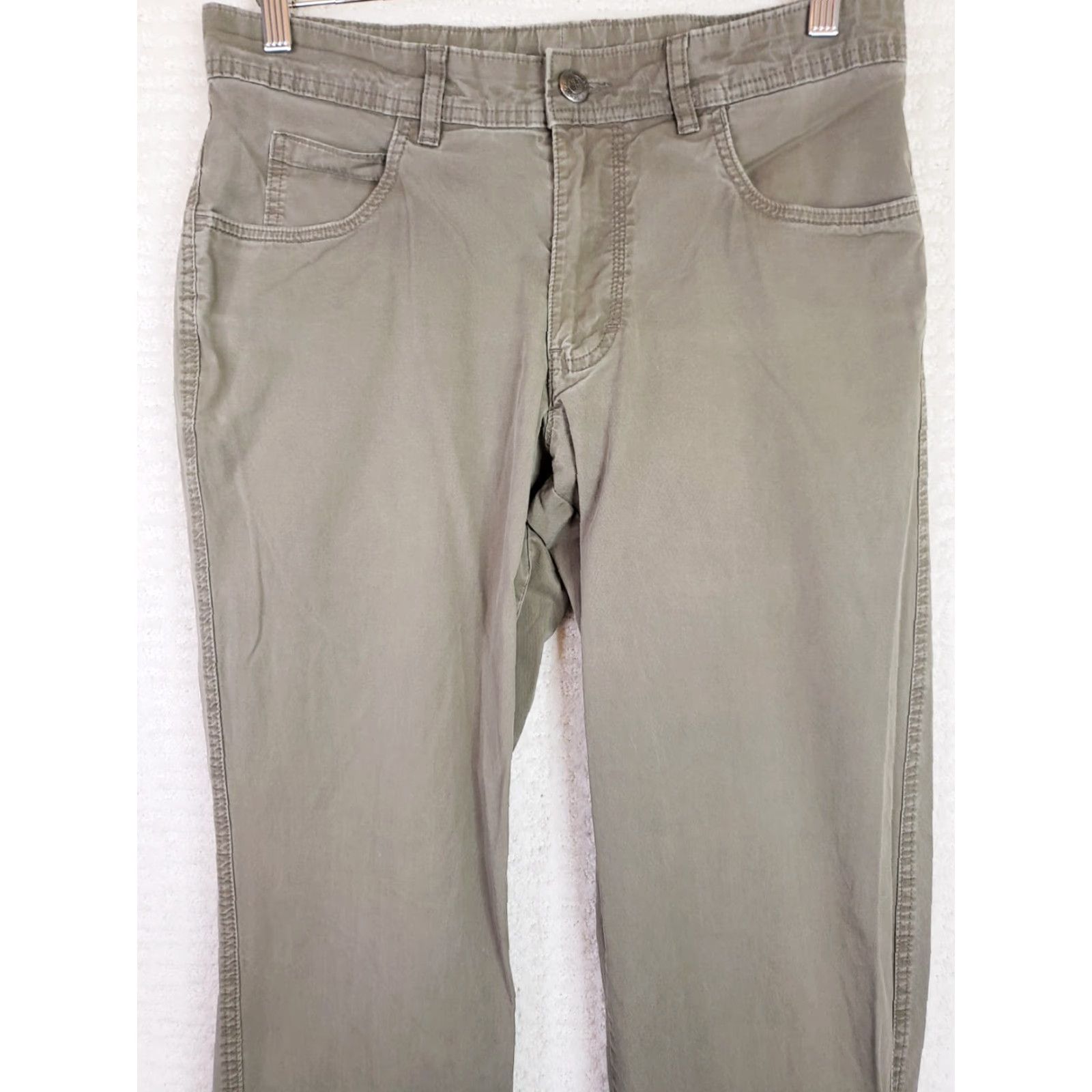 Vintage Columbia Pants Men's 32x34 Chino Straight Leg 5-Pocket Zip Closure Green Khaki Casual Workwear Travel Outdoor Reactivation.Unsupported Size US 32 / EU 48 - 2 Thumbnail