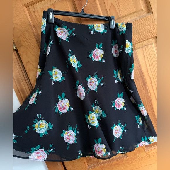 Boden Boden Floral Printed A Line Skirt black with roses sz 10 Size 32" / US 10 / IT 46 - 1 Thumbnail