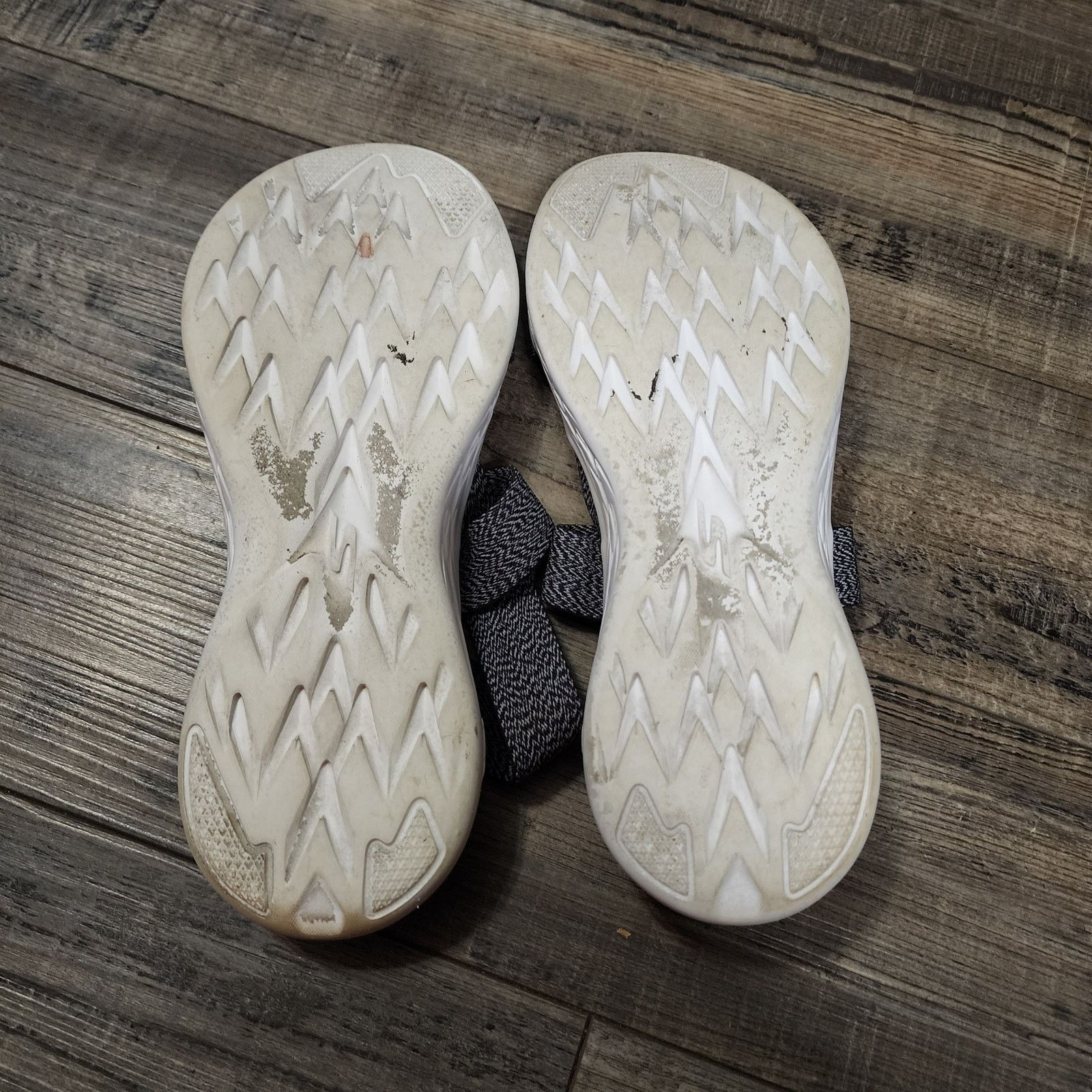 SKECHERS Skechers Goga Max Black & White Elastic Sandals Women's 9 Size US 9 / IT 39 - 6 Thumbnail