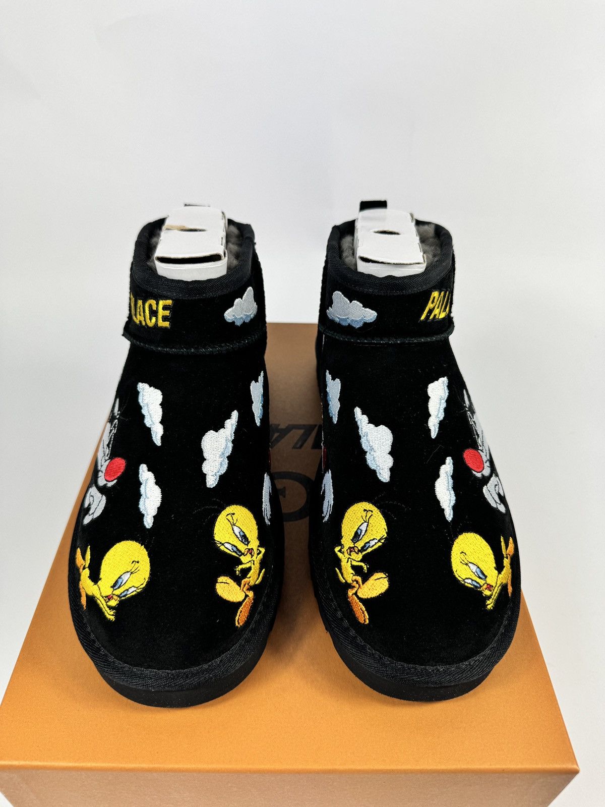 Palace × Ugg LOONEY TUNES UGGS Size US 10 / EU 43 - 2 Thumbnail
