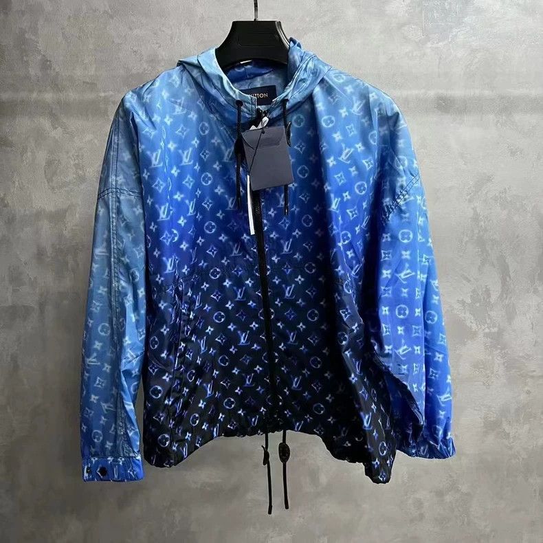 Louis Vuitton Louis Vuitton size 36 Hooded jacket with blue logo jacket Size US M / EU 48-50 / 2 - 1 Thumbnail