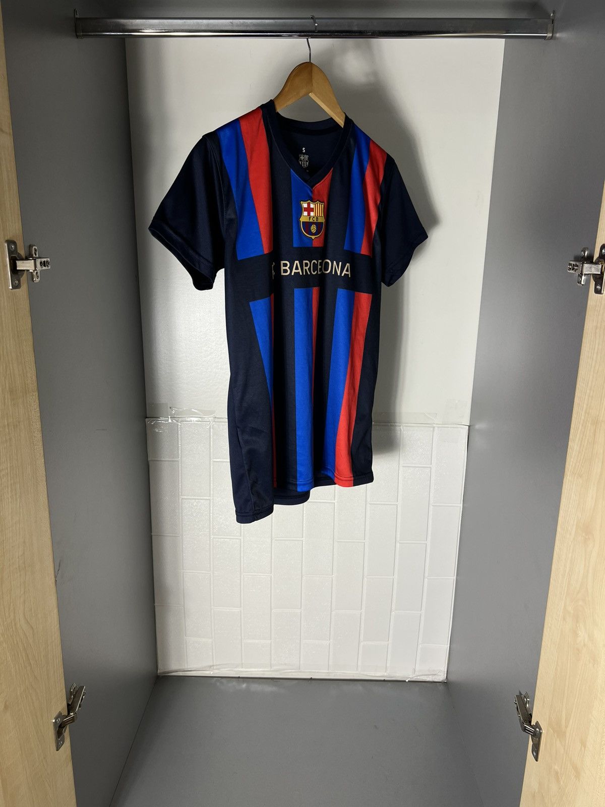 Vintage VERY RARE FC BARCELONA SPAIN SOCCER JERSEY RETRO BLOKE Y2K Size US S / EU 44-46 / 1 - 3 Thumbnail
