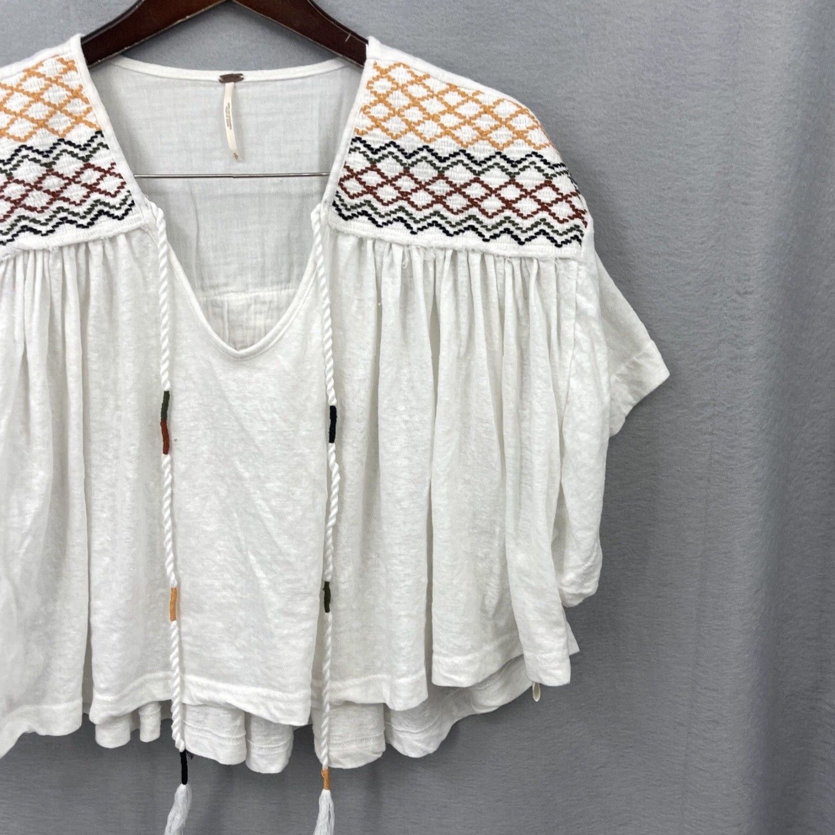 Free People Free People Boho Market Tee Women's Size S White Embroidered Short Sleeve V-Neck T-Shirt Size 28" / US 6 / IT 42 - 4 Thumbnail