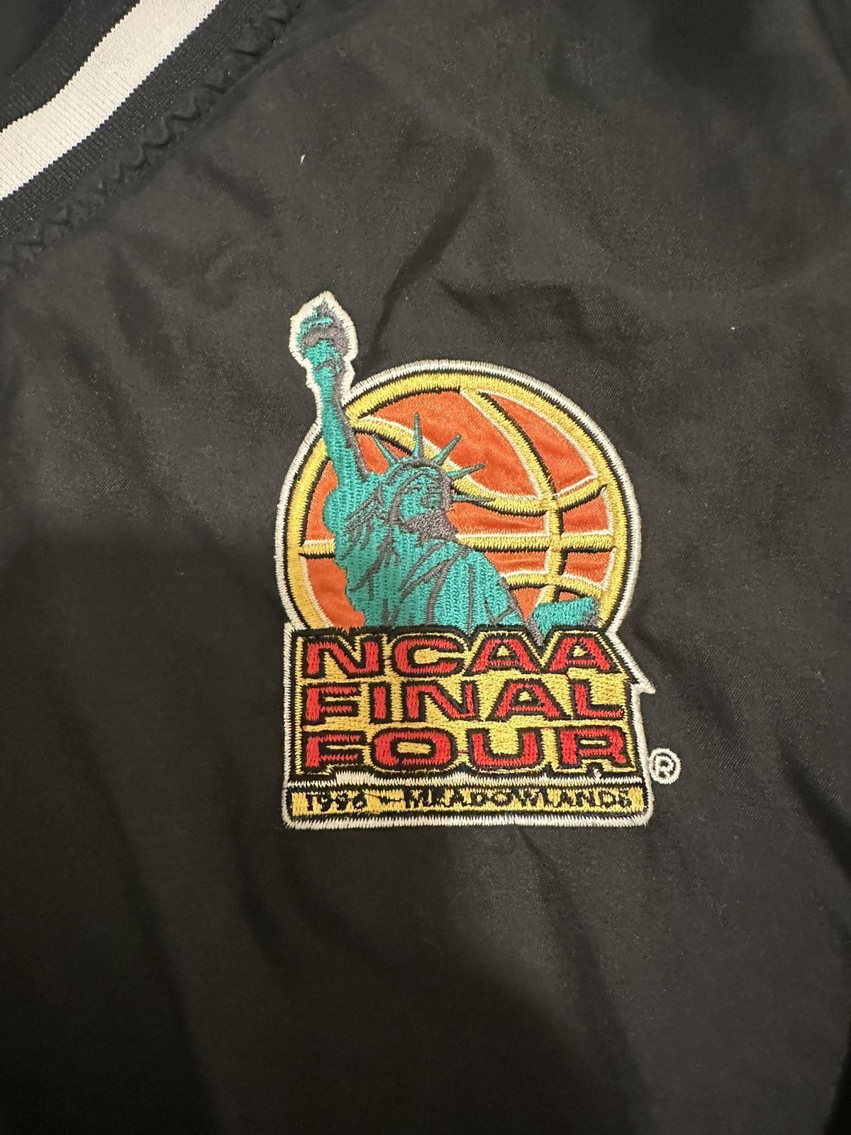 Vintage Vintage 1996 Final Four NYC Long Sleeve Size US XL / EU 56 / 4 - 5 Thumbnail