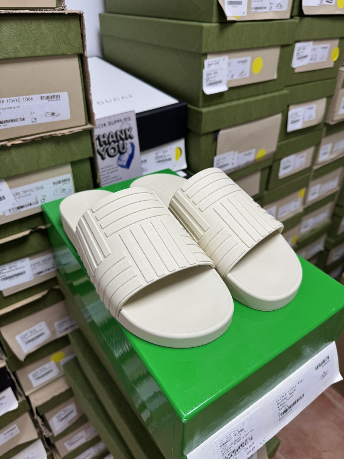 Bottega Veneta Bottega Veneta Embossed Rubber Slides Size US 6 / EU 39 - 3 Thumbnail