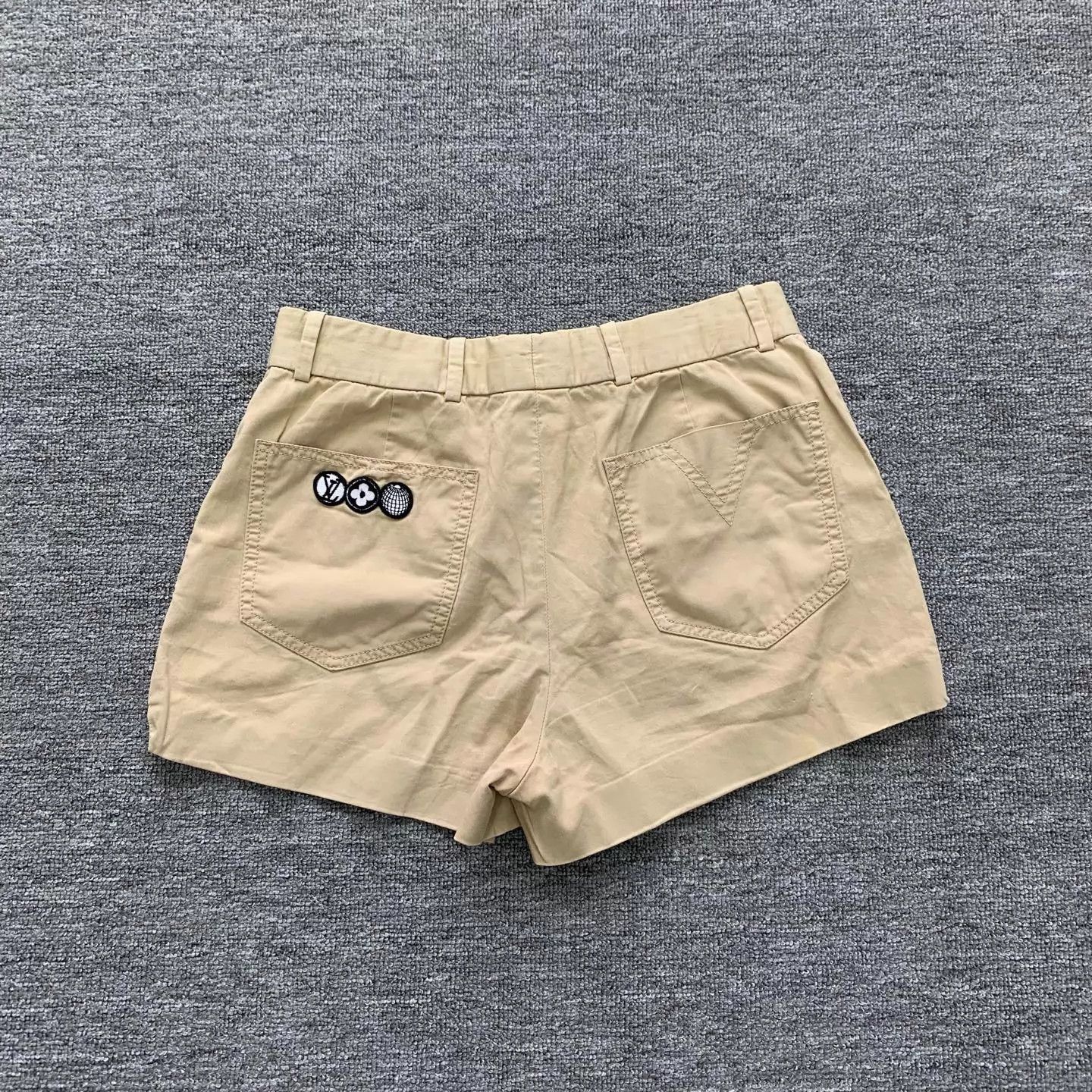 Louis Vuitton Louis Vuitton Khaki 36 Shorts 9/10 Size 26" / US 2 / IT 38 - 2 Thumbnail