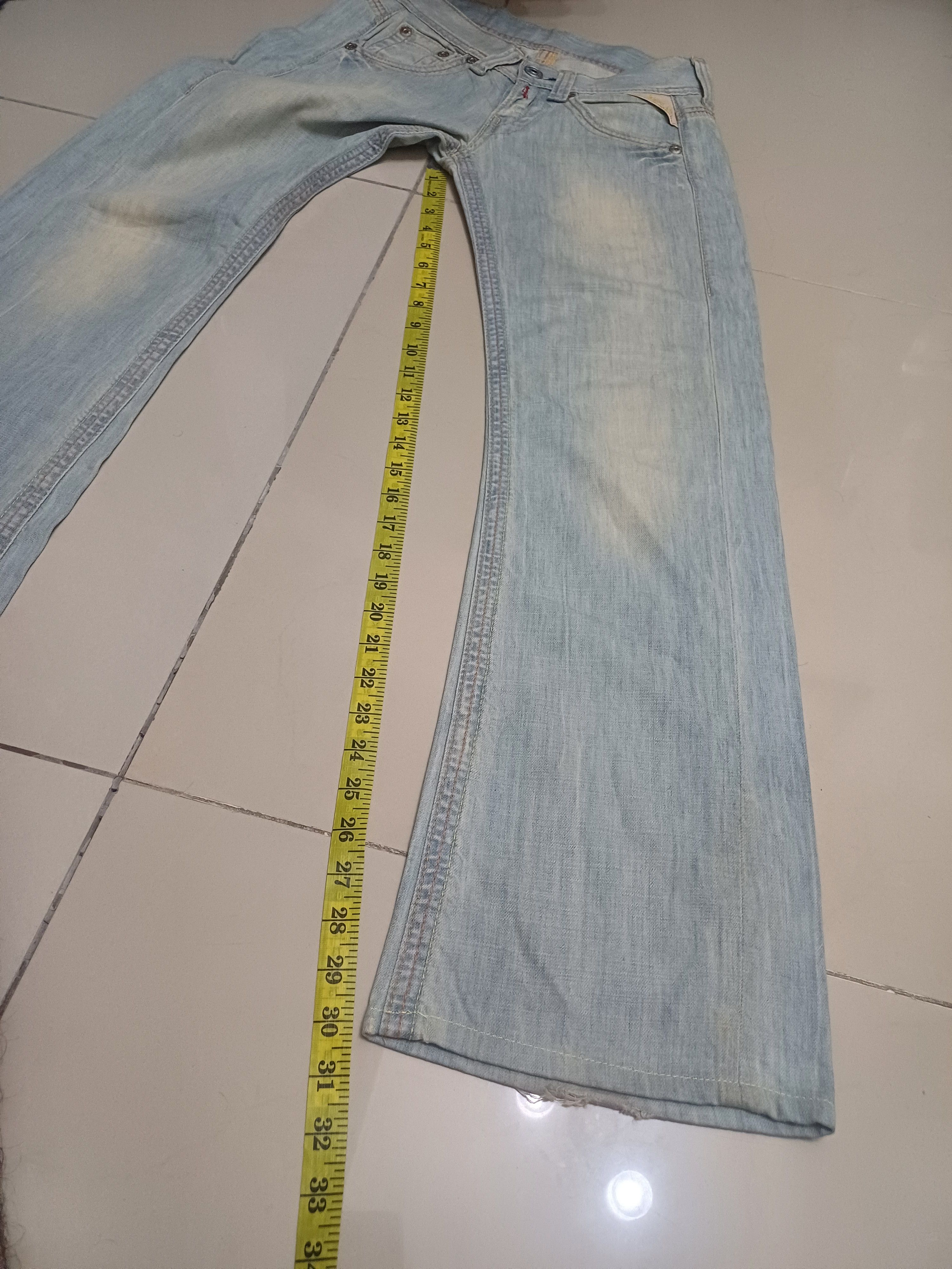 Super awesome flared jeans 🔥🔥🔥 replay button fly