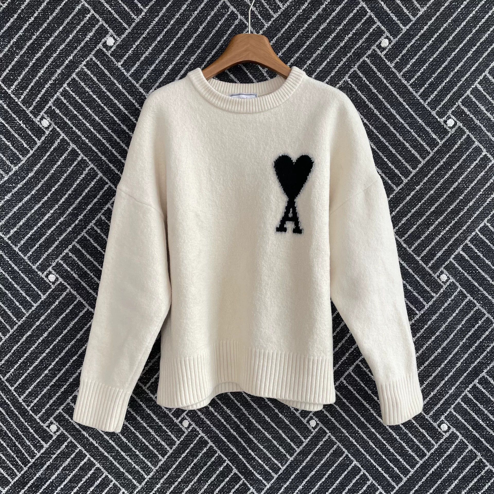 AMI Cream Relaxed Fit Heart Logo Sweater Size XL / US 12-14 / IT 48-50 - 1 Thumbnail