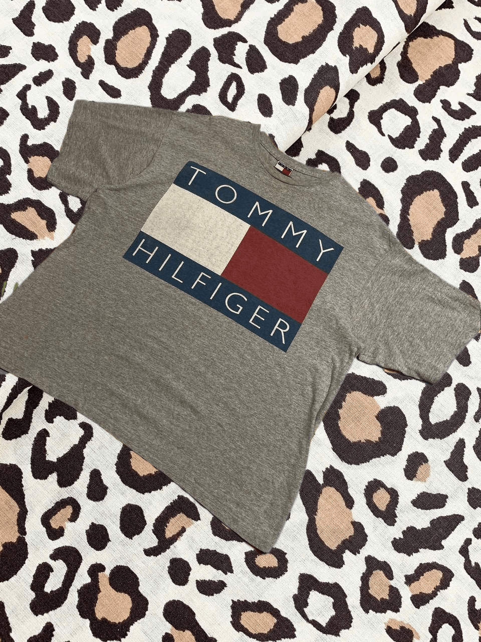 Tommy Hilfiger Tommy Hilfiger Vintage 90s Streetwear T-shirt Size US XL / EU 56 / 4 - 1 Thumbnail