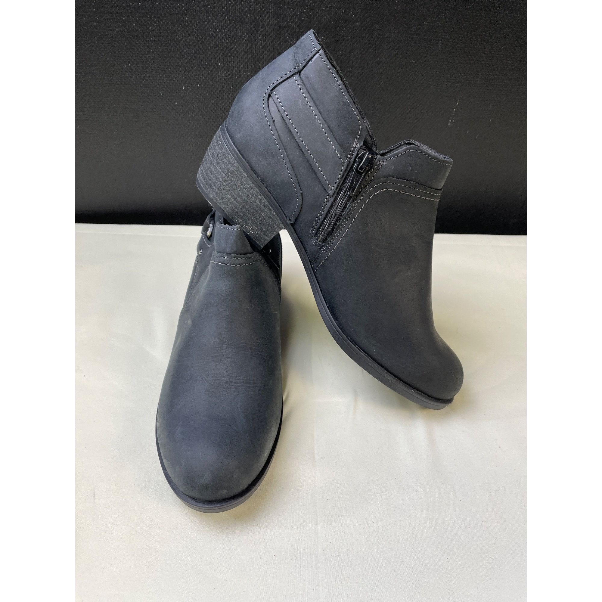 Clarks Clarks Women's Black Ankle Boots/ Shoes Zipper Side Size 7.5 Size US 7.5 / IT 37.5 - 2 Thumbnail