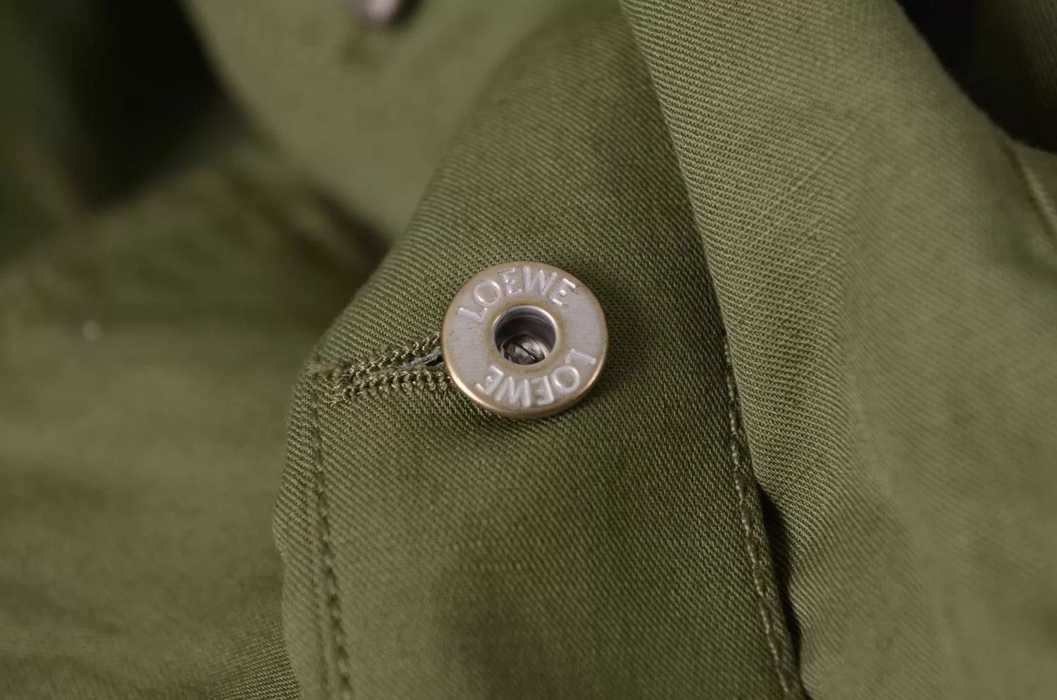 Loewe Loewe Green Embossed Logo Leather Tag Cotton Notch Collar Size XS / US 0-2 / IT 36-38 - 4 Thumbnail