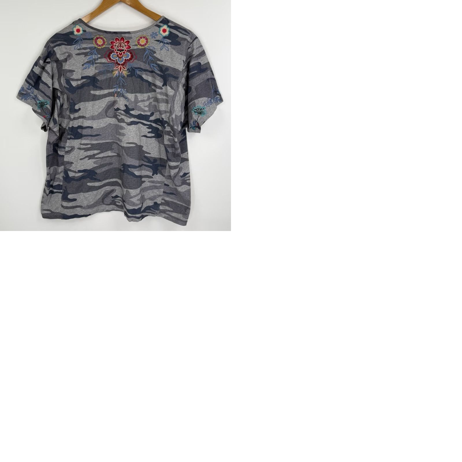 Johnny Was Johnny Was Top Medium Camo Short Sleeve V Neck Embroidered Boho Festival Shirt Womens M Gray混 Size M / US 6-8 / IT 42-44 - 9 Thumbnail