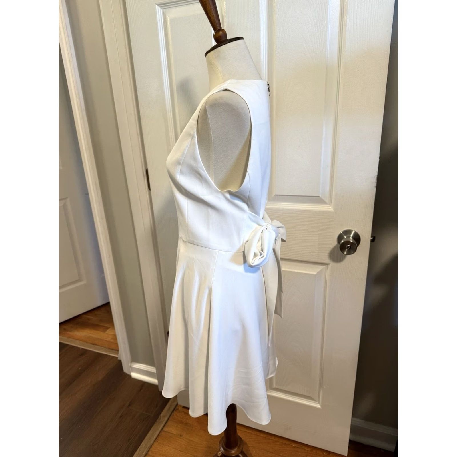 Alice + Olivia Alice + Olivia Dress White Mini 6 Tie Back Flare Women's Small Short Dress - Size 6, Regular, Tie Closure, White, Mini Dress, Women's Fashion Size M / US 6-8 / IT 42-44 - 3 Thumbnail