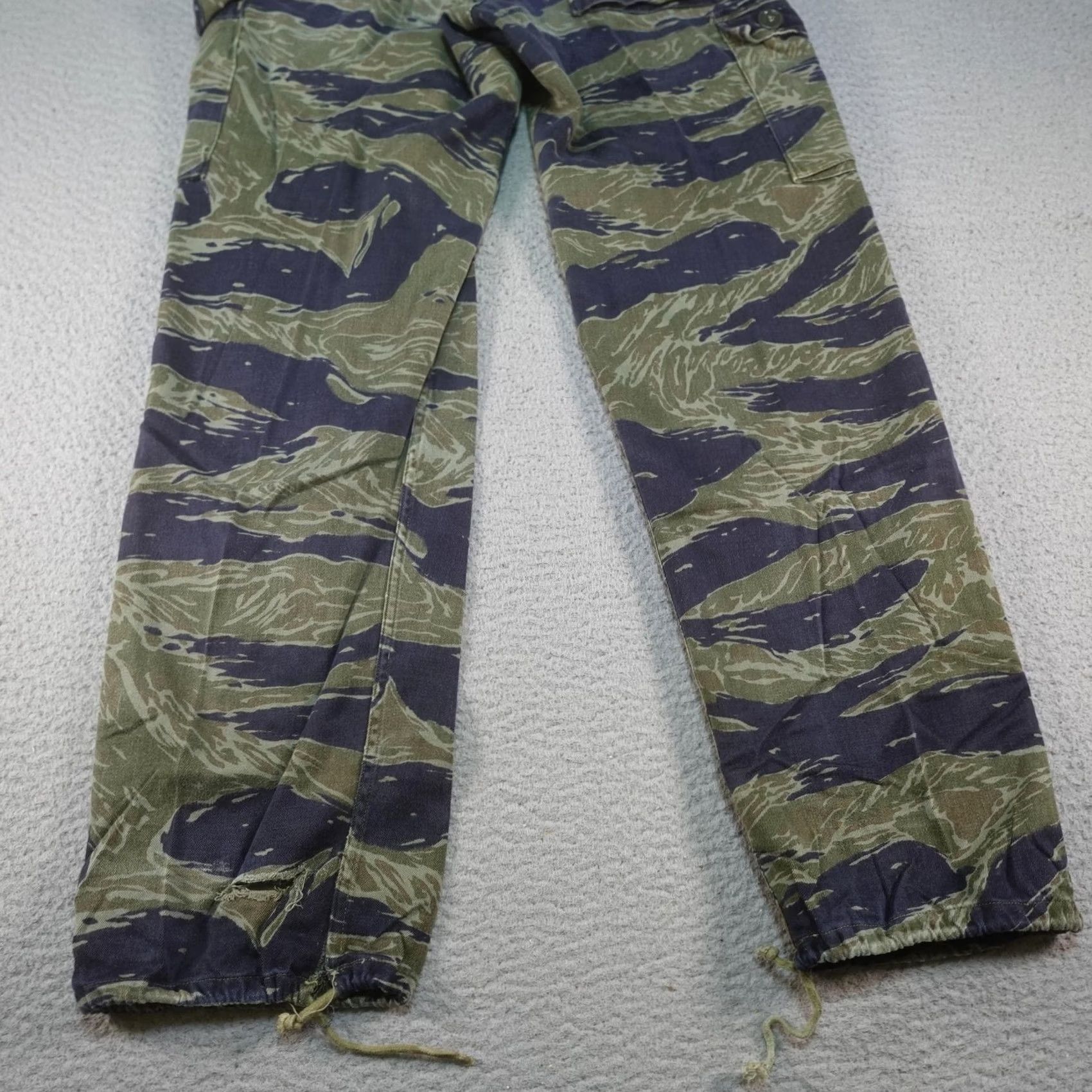 Vintage VINTAGE Vietnam War Tiger Stripe Pants M Men Casual Cargo Pockets 28x29 Green Camouflage Army Season Fall Mens Size US 31 - 7 Thumbnail