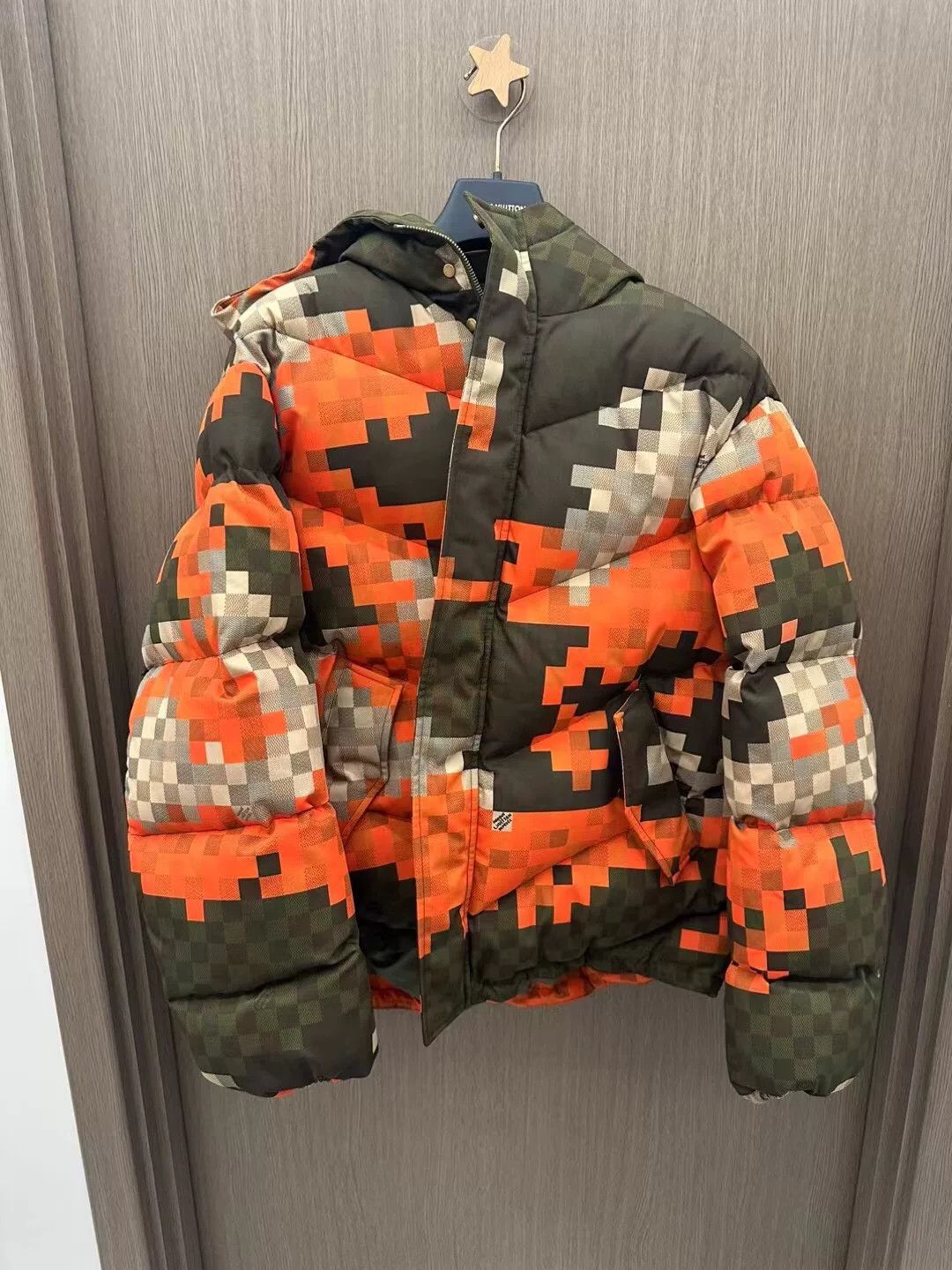 Louis Vuitton louis vuitton pixelated camouflage puffer jacket Size US L / EU 52-54 / 3 - 1 Thumbnail