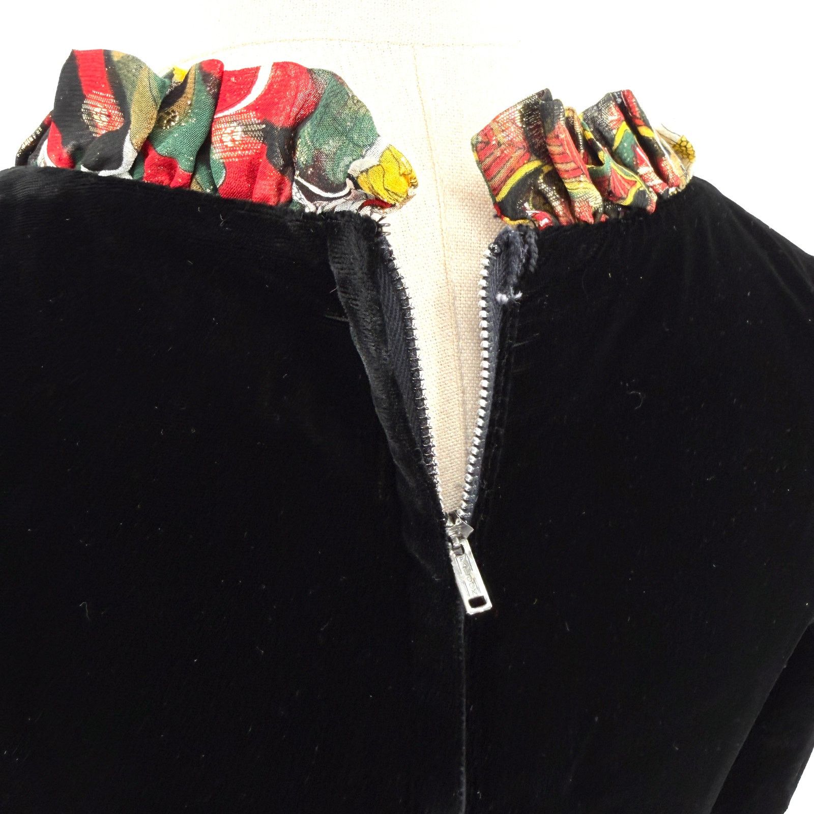 Vintage 70s Black Velvet Psychedelic Gold Empire Waist Evening Gown Size S / US 4 / IT 40 - 7 Thumbnail
