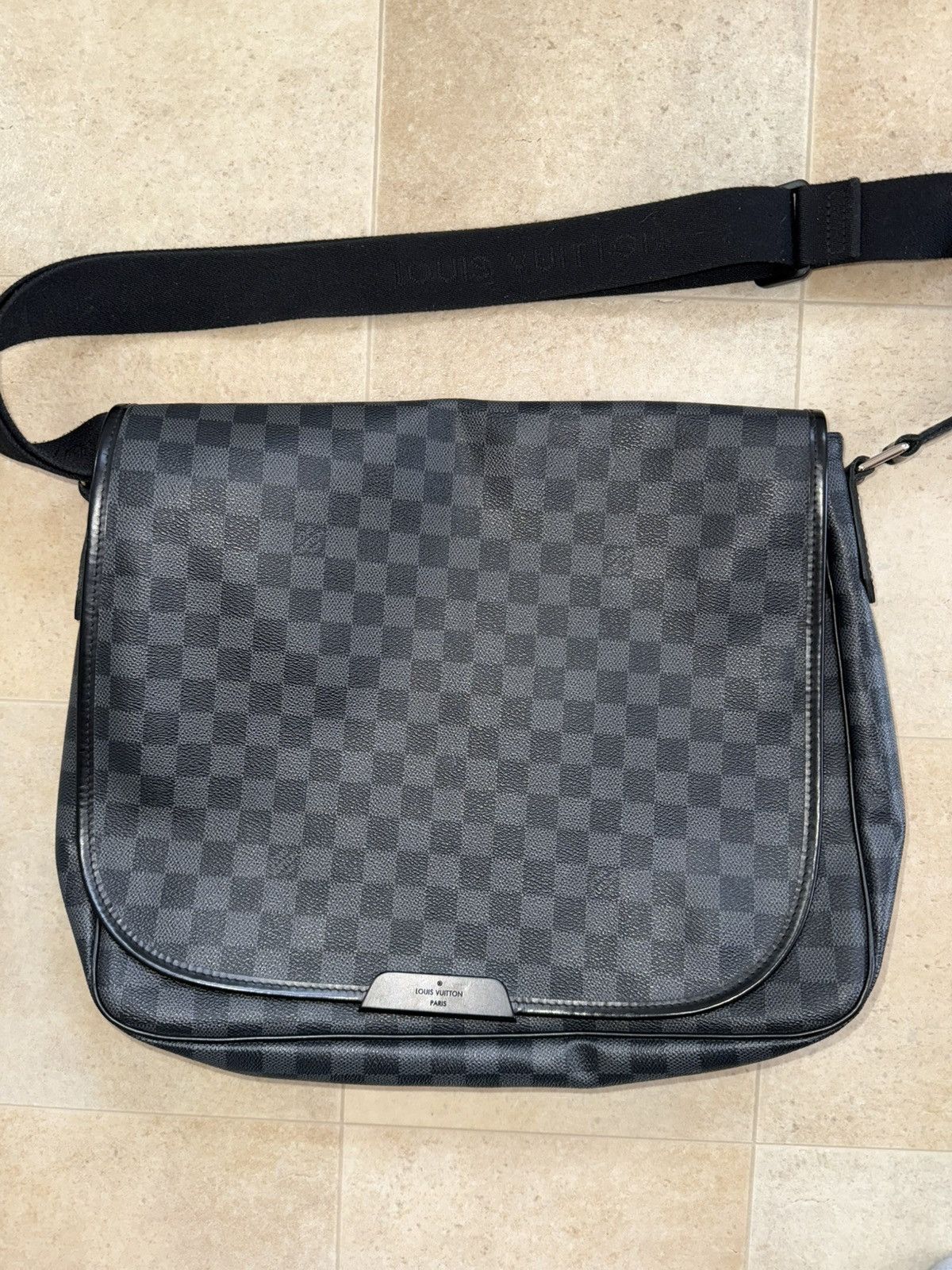 Louis Vuitton Louis Vuitton Daniel MM Damier Graphite Messenger Bag Size ONE SIZE - 1 Thumbnail
