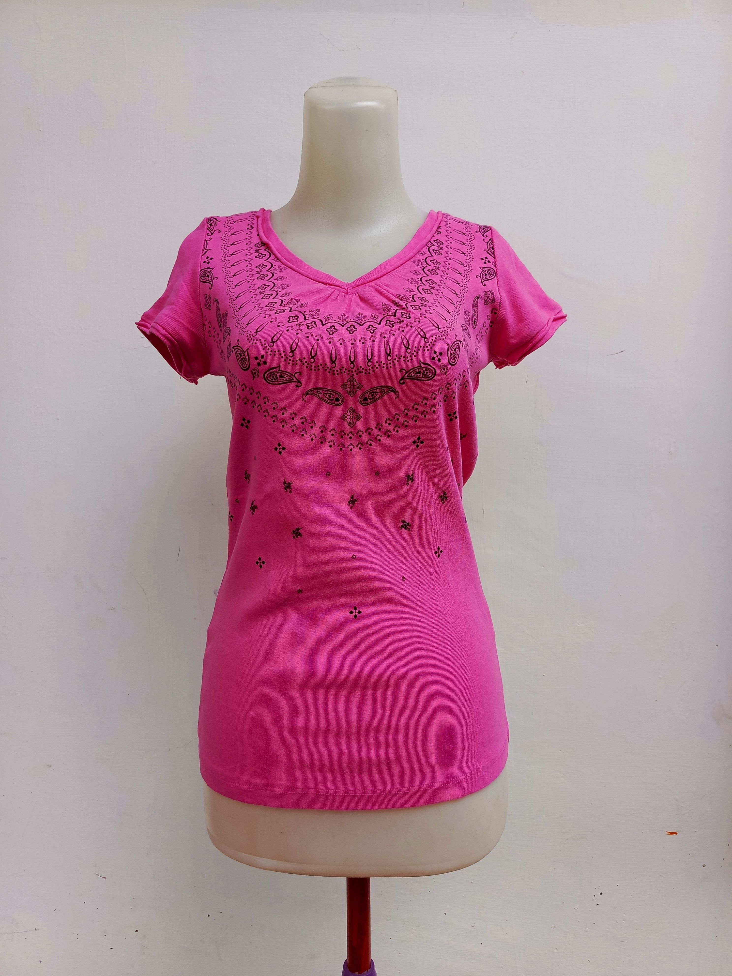 Japanese Brand Y2K Cache Pink Graphic Tee Bandana Paisley V-Neck Top Size M / US 6-8 / IT 42-44 - 1 Thumbnail