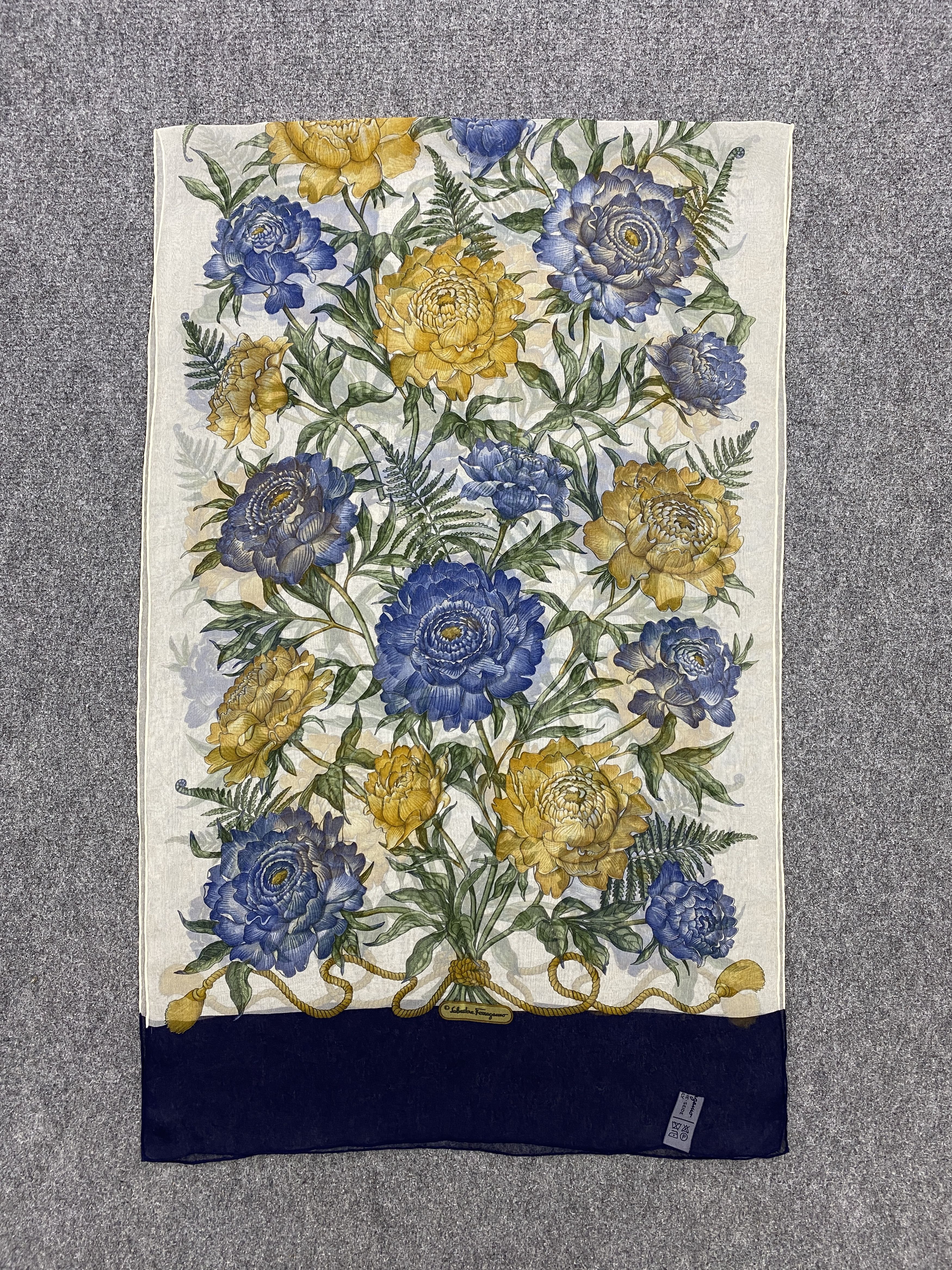 Designer × Salvatore Ferragamo Vintage Ferragamo Silk Scarf / Foulards / Silk Shawl SN0016 Size ONE SIZE - 3 Thumbnail