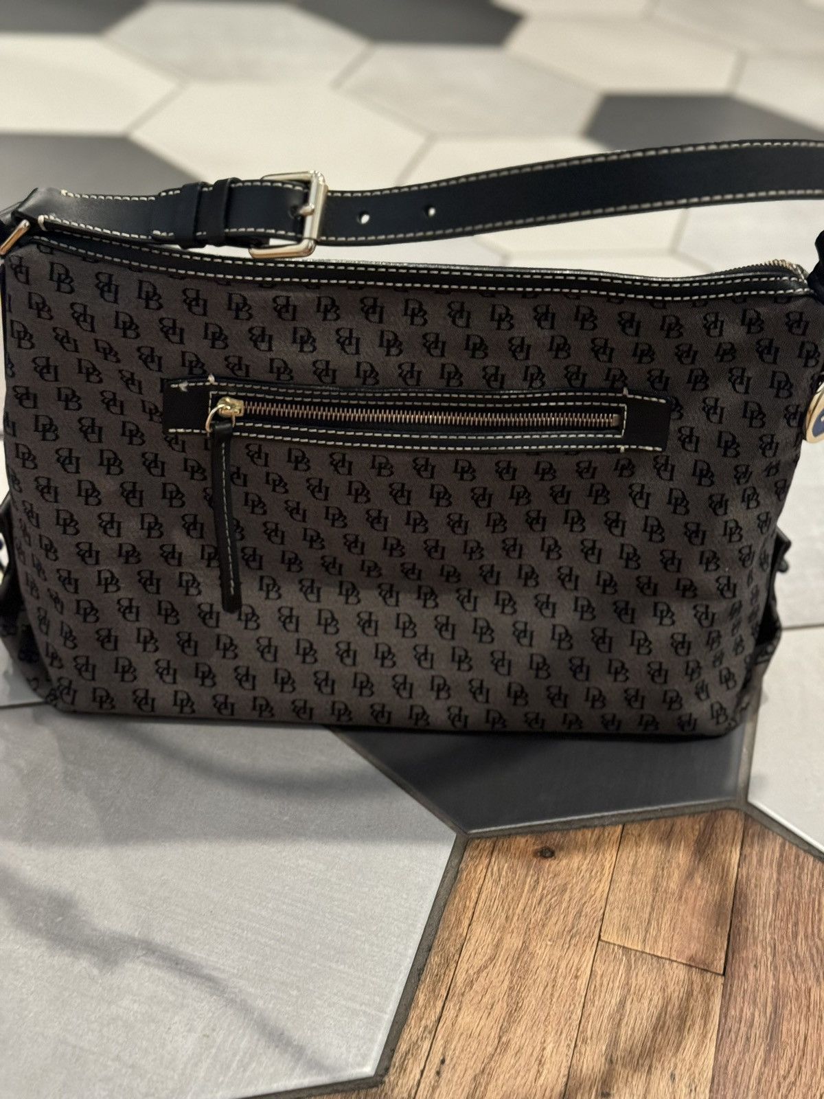 Dooney & Bourke Vtg Dooney & Bourke Signature Canvas Leather Shoulder Bag Size ONE SIZE - 4 Thumbnail