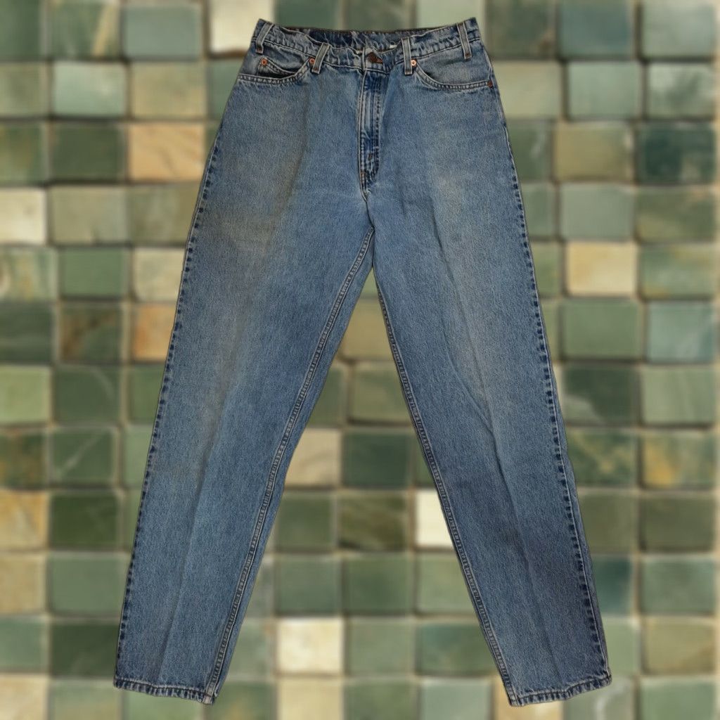 Levi's VINTAGE Levi's 560 Jeans Blue Light Wash 32x36 Loose Fit Tapered Leg Zip Fly Men N/A Size US 34 / EU 50 - 1 Thumbnail