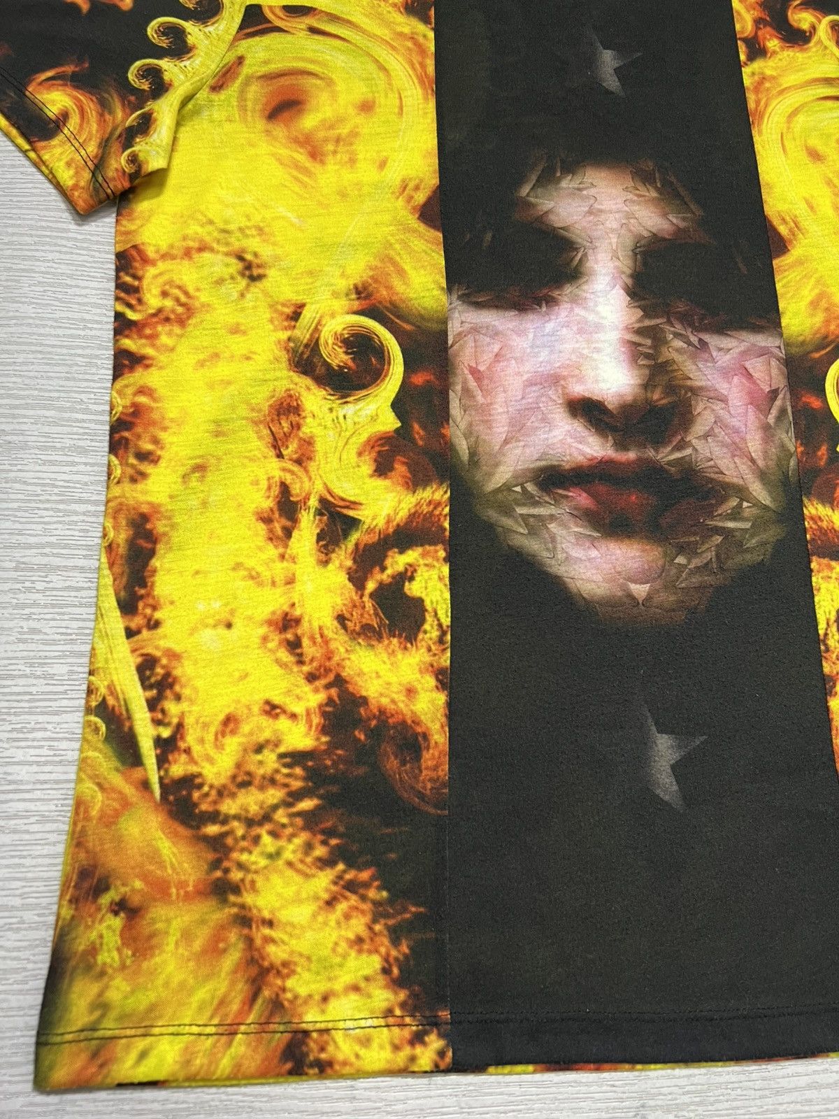Givenchy Givenchy - Riccardo Tisci - “Madonna In Flames” T-Shirt Size US S / EU 44-46 / 1 - 5 Thumbnail