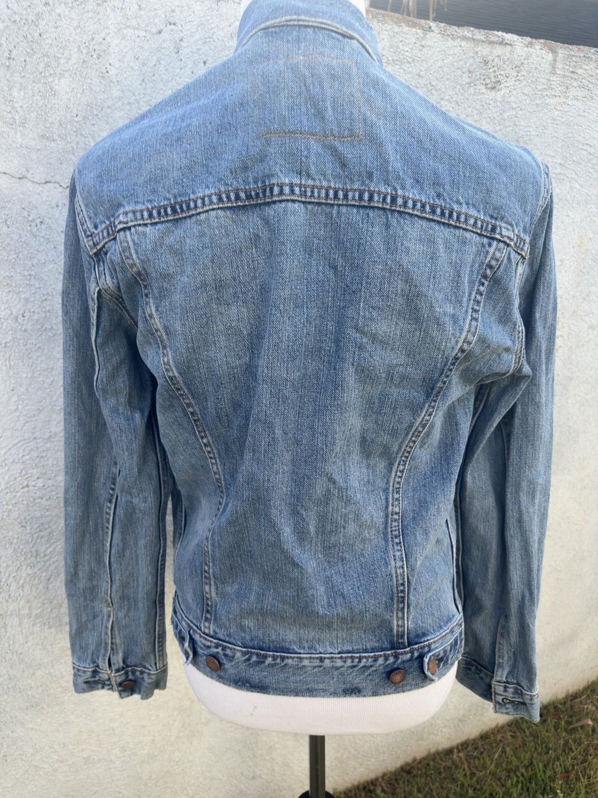 Levi's PreOwned Levi's Blue Denim Jacket Button Up Women's Small Size S / US 4 / IT 40 - 2 Thumbnail