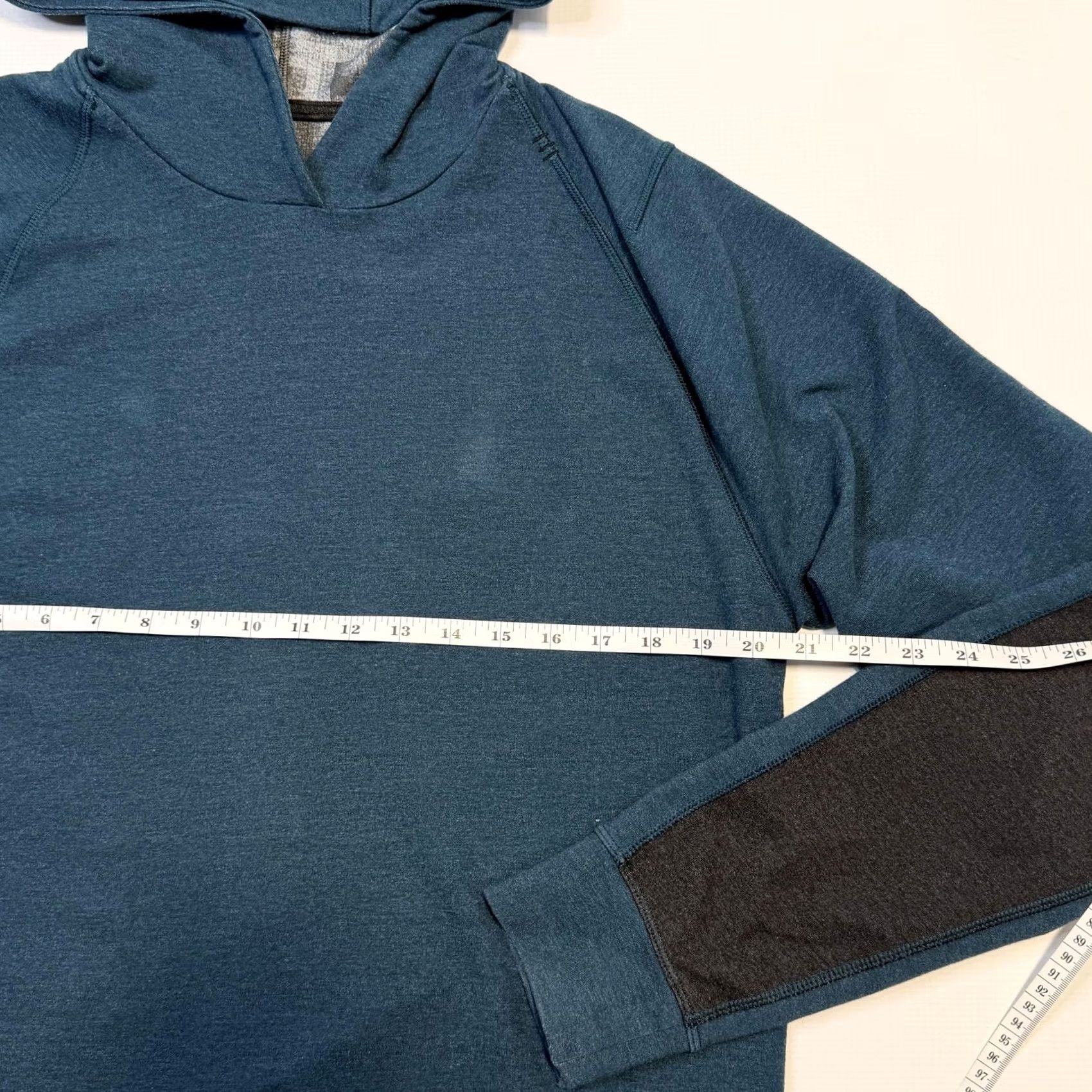 Lululemon VINTAGE Lululemon Hoodie Mens Large Blue Gray Reversible Raglan Pullover Athletic Tech Size US L / EU 52-54 / 3 - 7 Thumbnail
