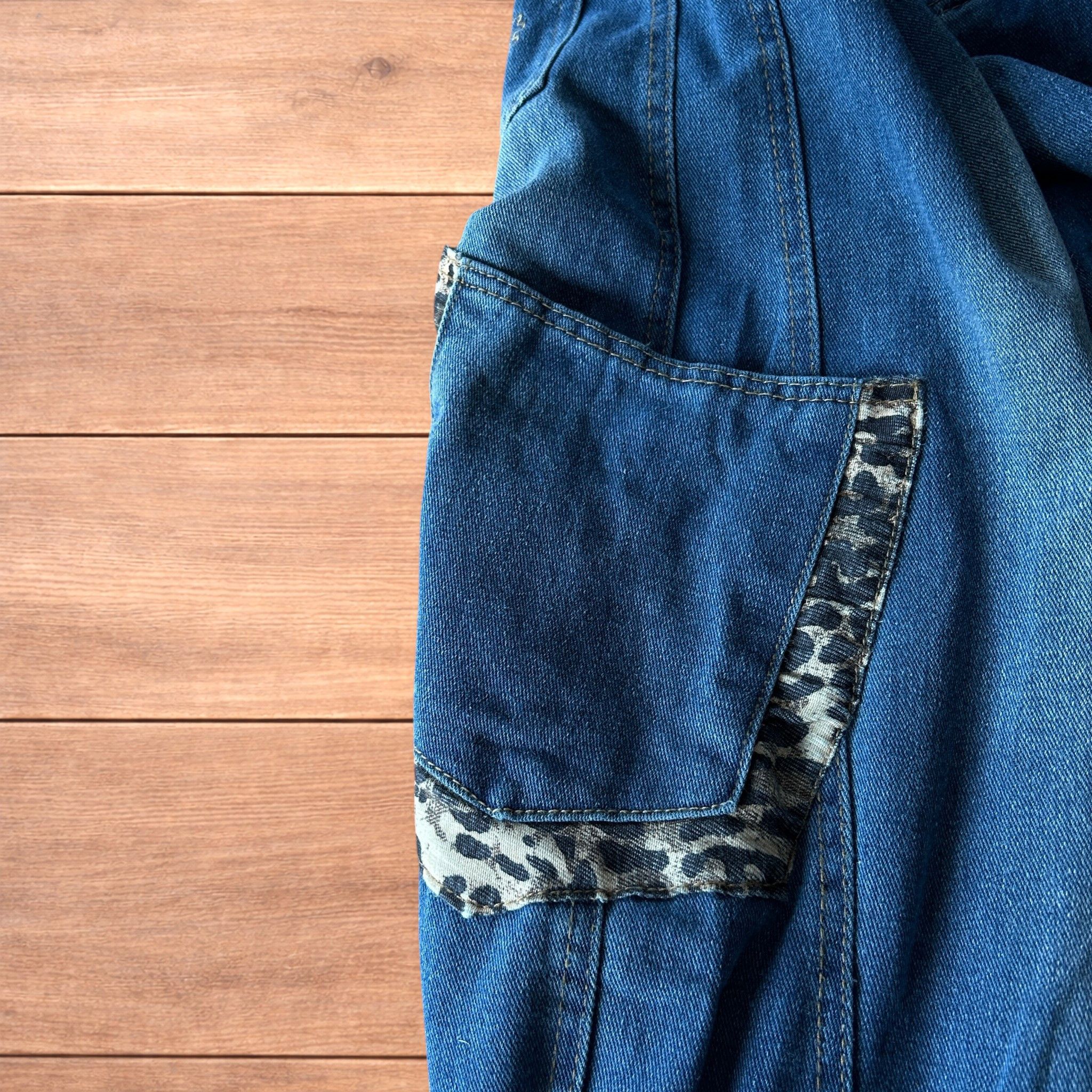 Japanese Brand Baggy wide leg jeans with leopard print in mid blue. Size US 36 / EU 52 - 5 Thumbnail